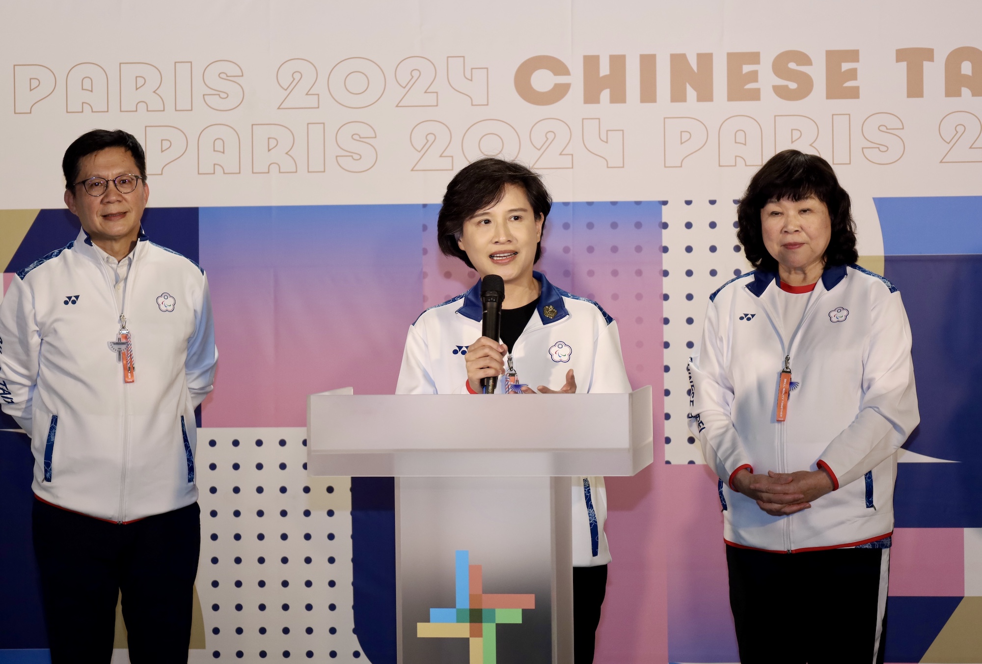23日我國2024巴黎帕運代表團出發前往巴黎，行政院鄭麗君副院長(中)前往送機，並表示本屆帕運與奧運西裝團服運動團服及後勤服務，一致期望選手在政府支持下享受賽事為國爭光。體育署提供
