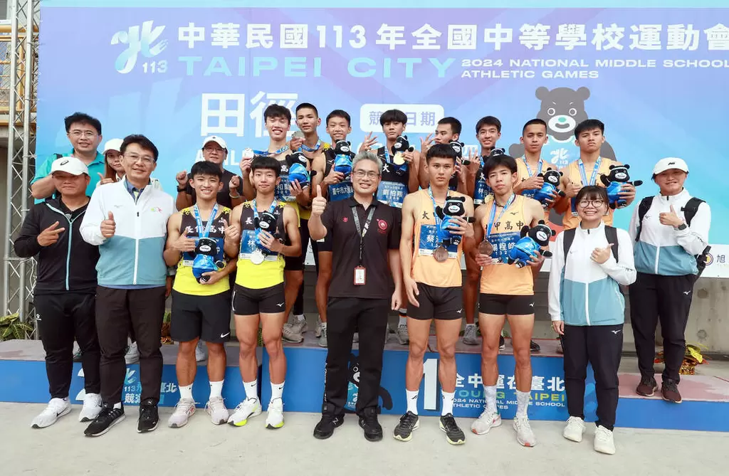 台中運動局長李昱叡（中） 在今年台北全中運頒獎給高男金銀銅牌台中學校。（郭運復攝）