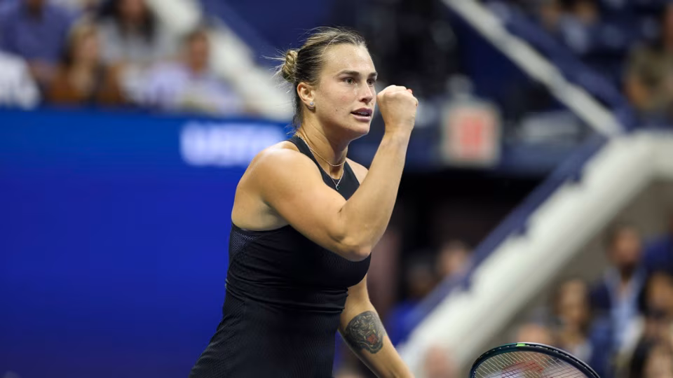 莎芭蓮卡(Aryna Sabalenka)晉4強開玩笑要請全場喝酒。摘自官網
