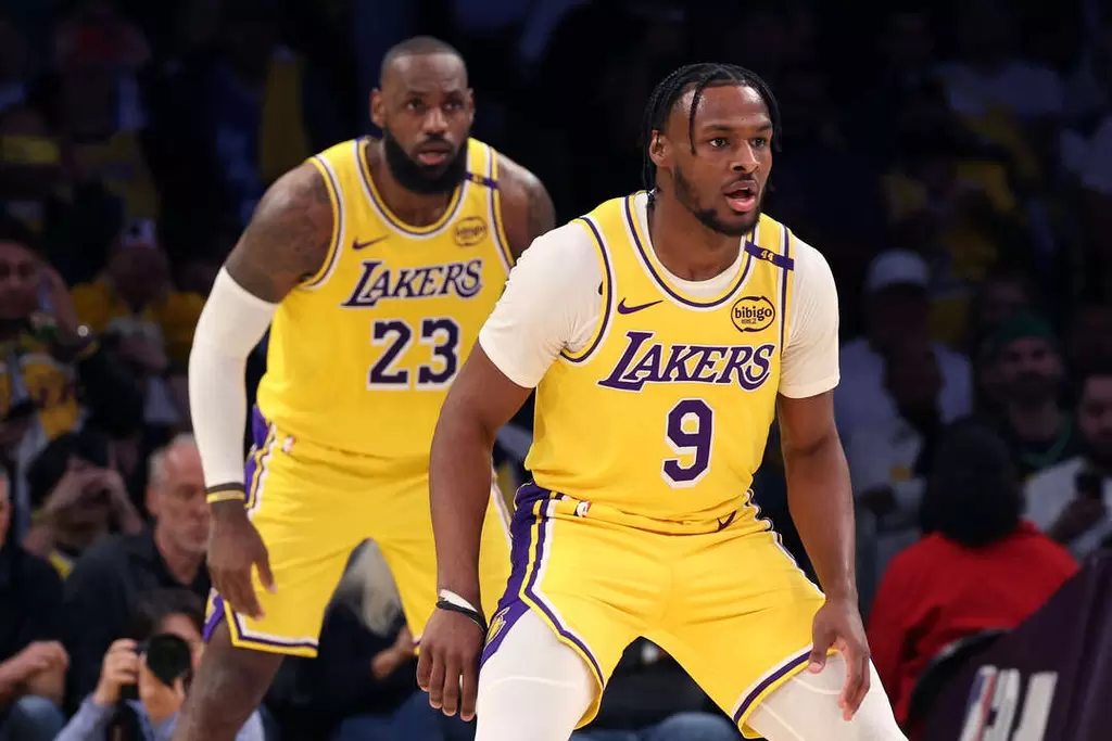 新賽季詹姆斯（LeBron James）、布朗尼（Bronny James）首次回到家鄉克里夫蘭作戰。法新社