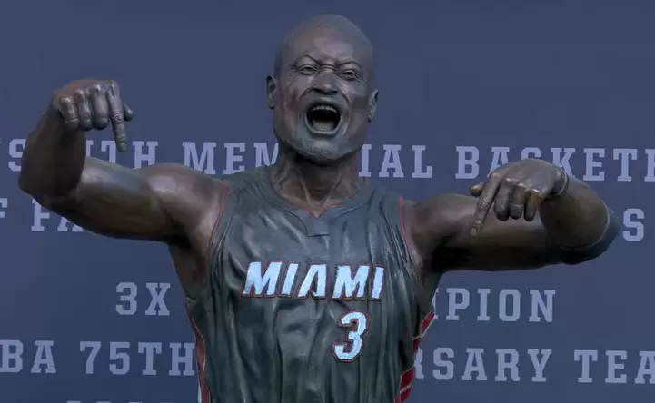 熱火為傳奇球星韋德（Dwyane Wade）的雕像成焦點。摘自推特