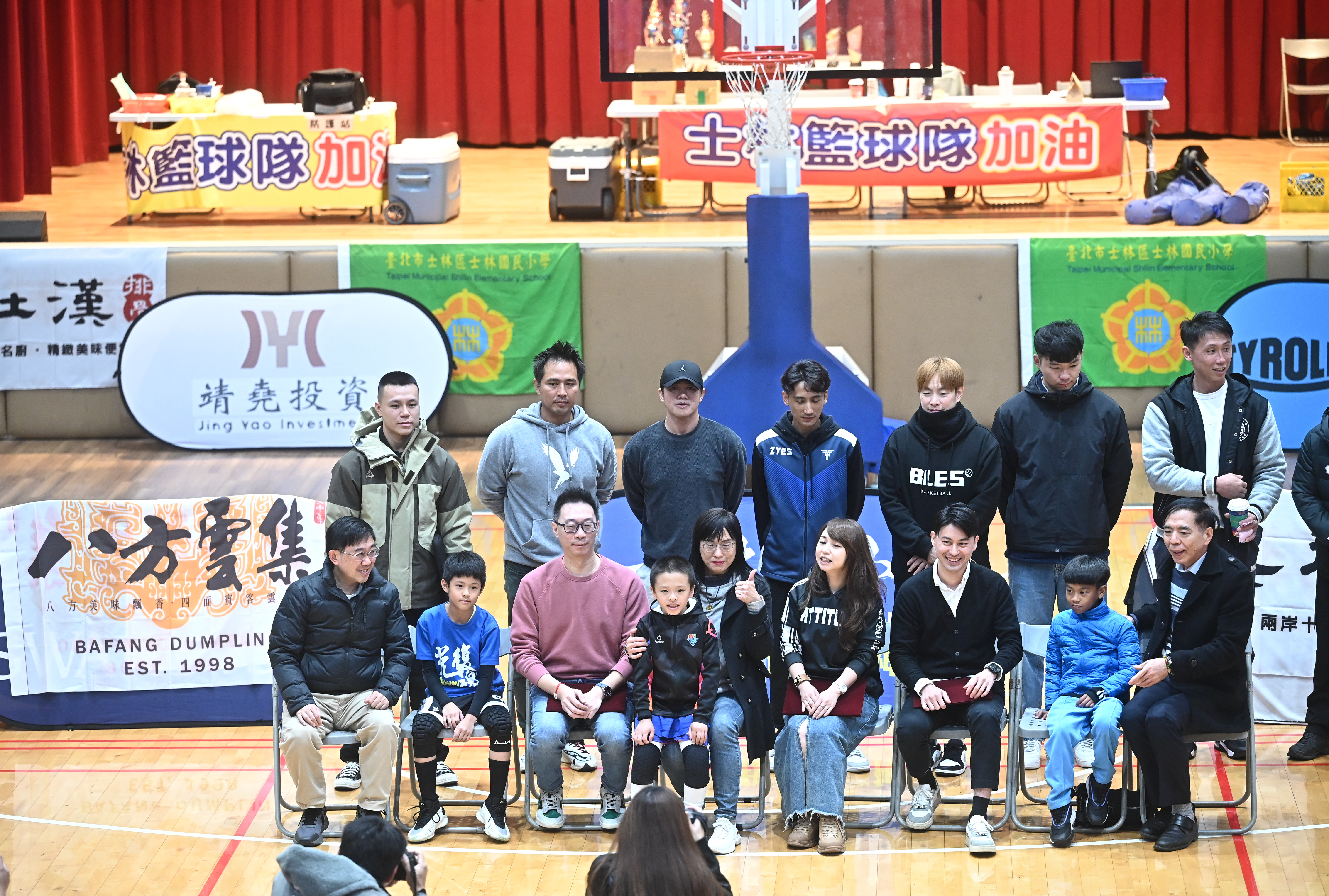 士林國小校長吳明郁前排左四全力支持賽事進行。大會提供