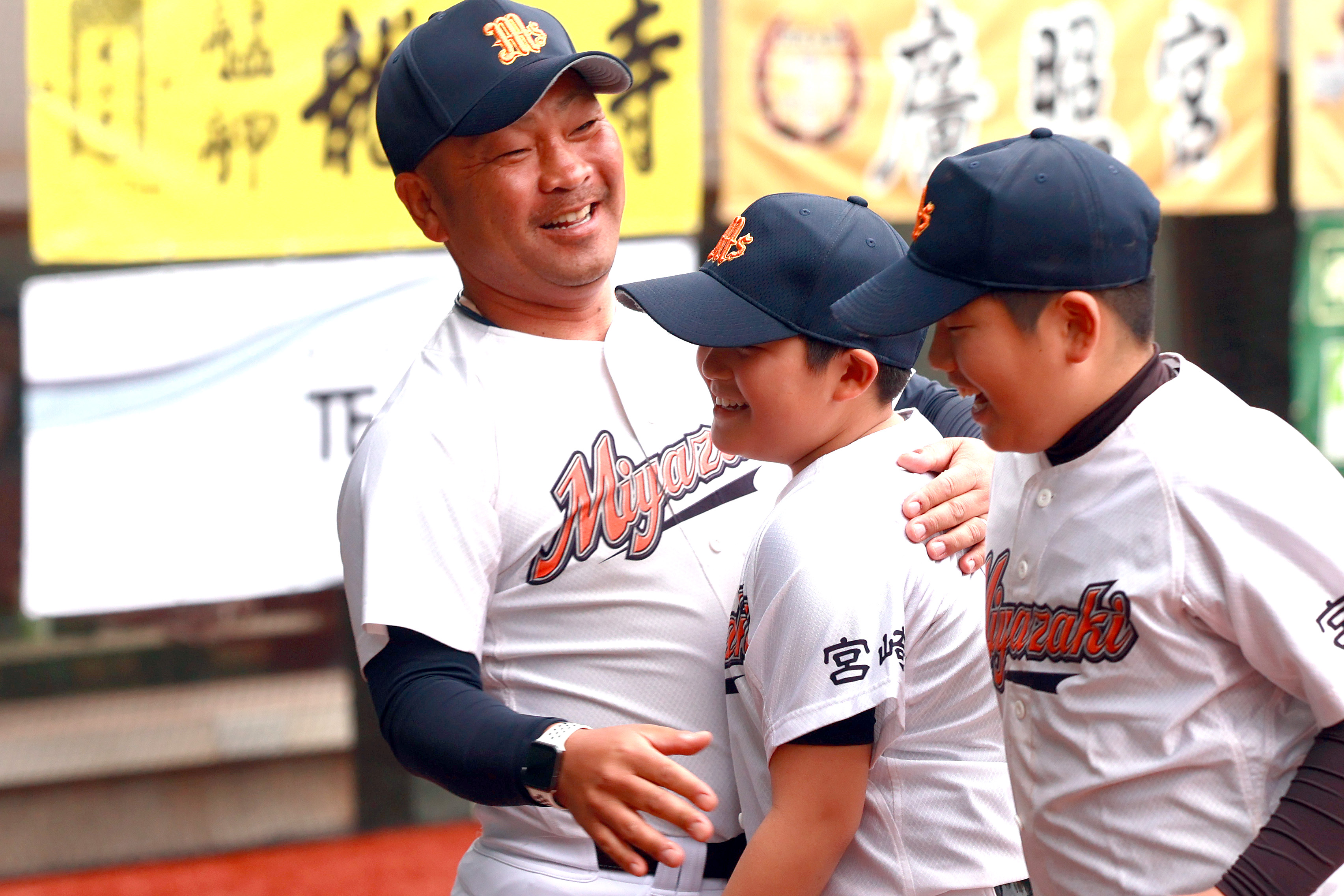 宮崎棒球明星隊監督甲斐宏和歡喜迎接小球員。大會提供 