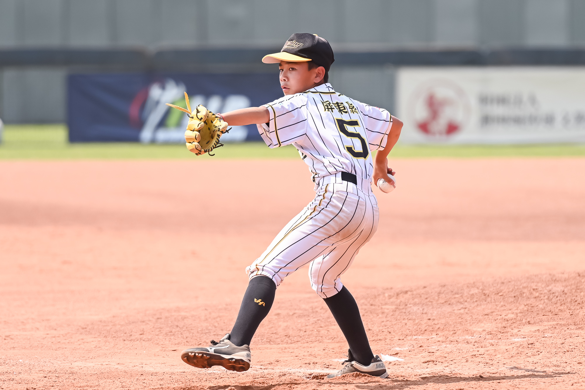 屏東縣隊後援投手郭澤恩撿勝。台灣世界少棒聯盟提供
