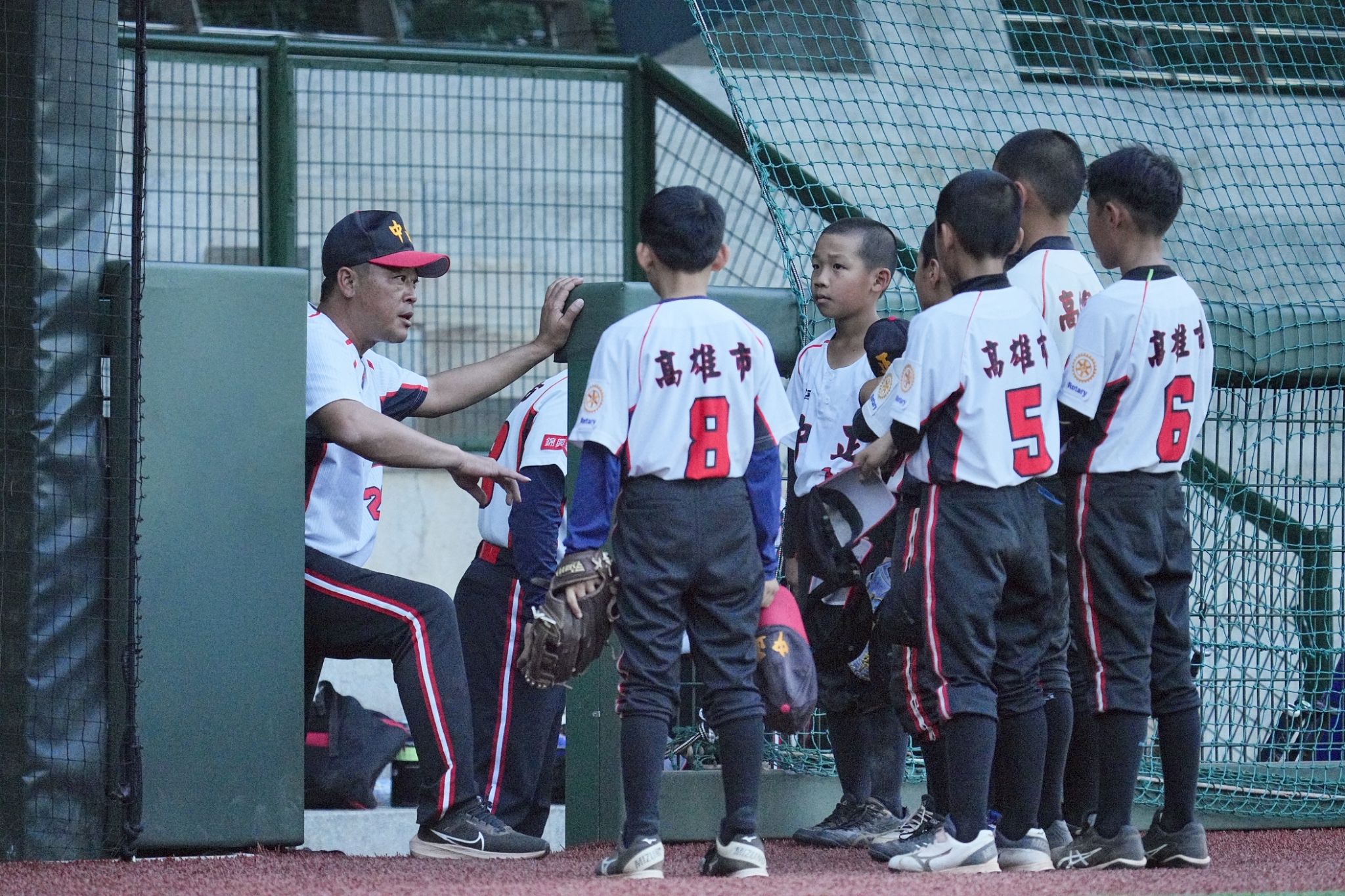 高雄中正少棒教練對小朋友們耳提面命。臺北市東園球類運動推廣協會提供