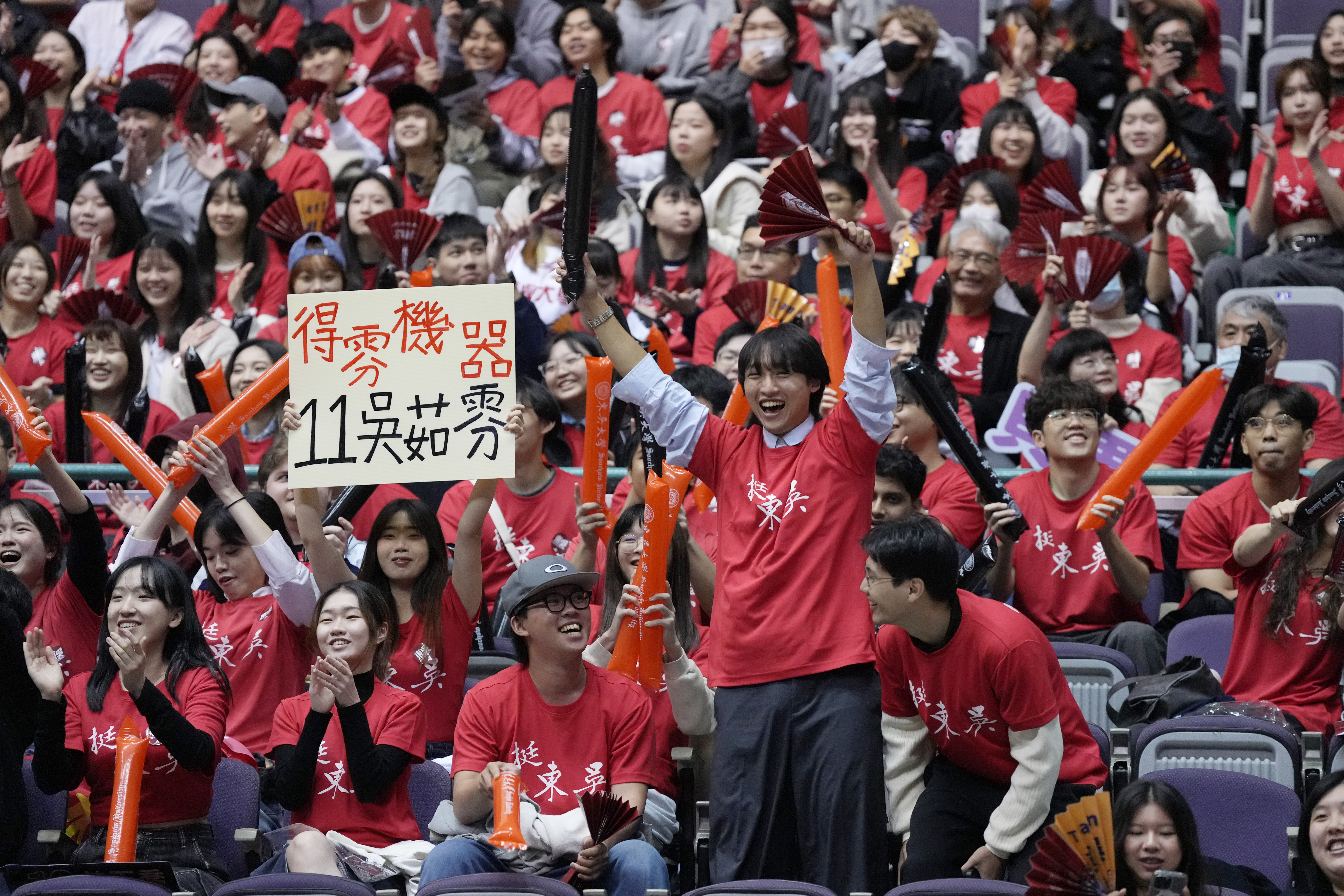東吳大學場邊加油團熱情應援。大專體總提供