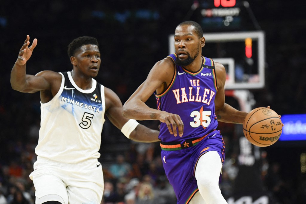 太陽當家主力杜蘭特（Kevin Durant，右）更在比賽中腳踝大扭90度傷退。法新社