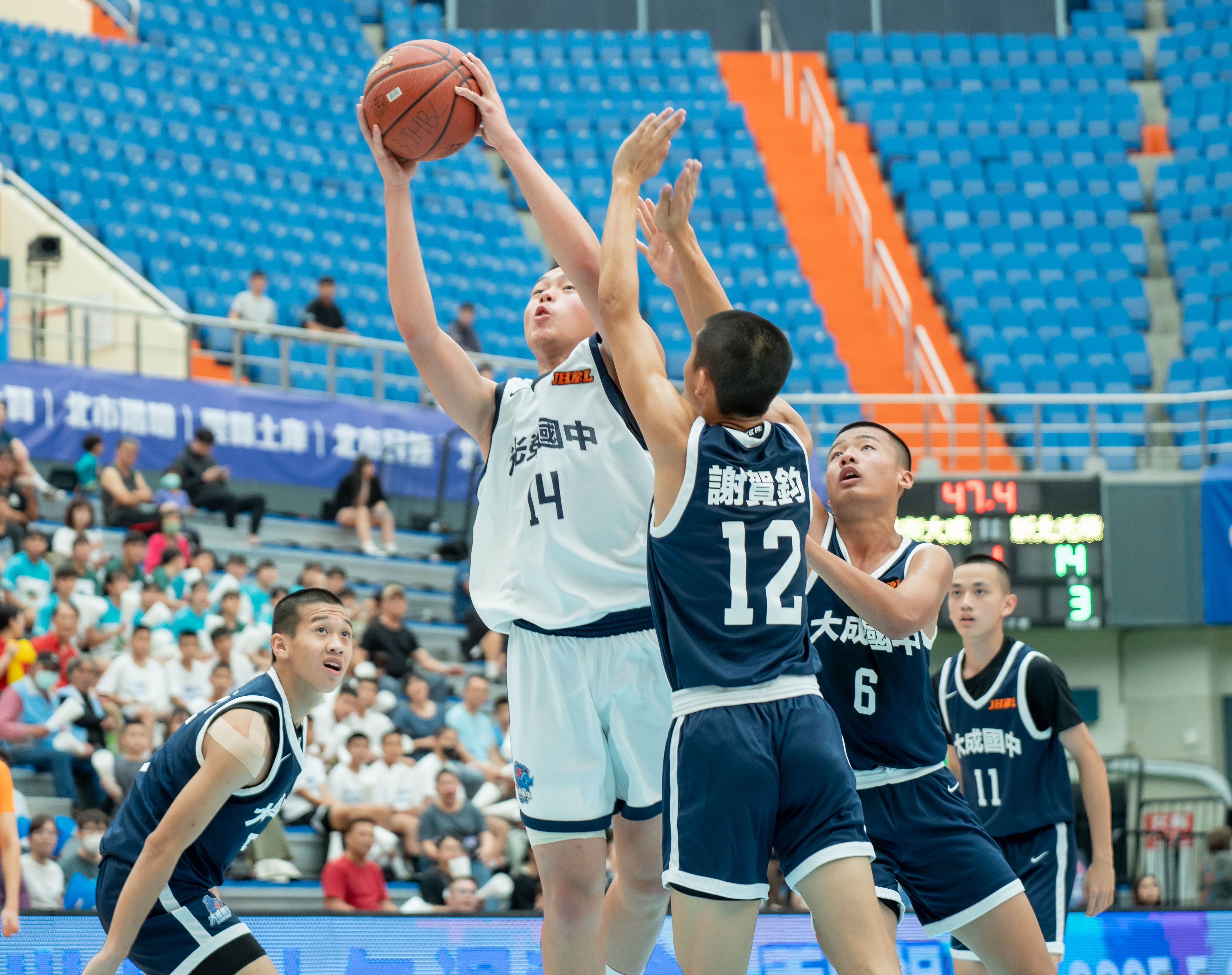 光 榮秦瑞榆14分15籃板。高中體總提供