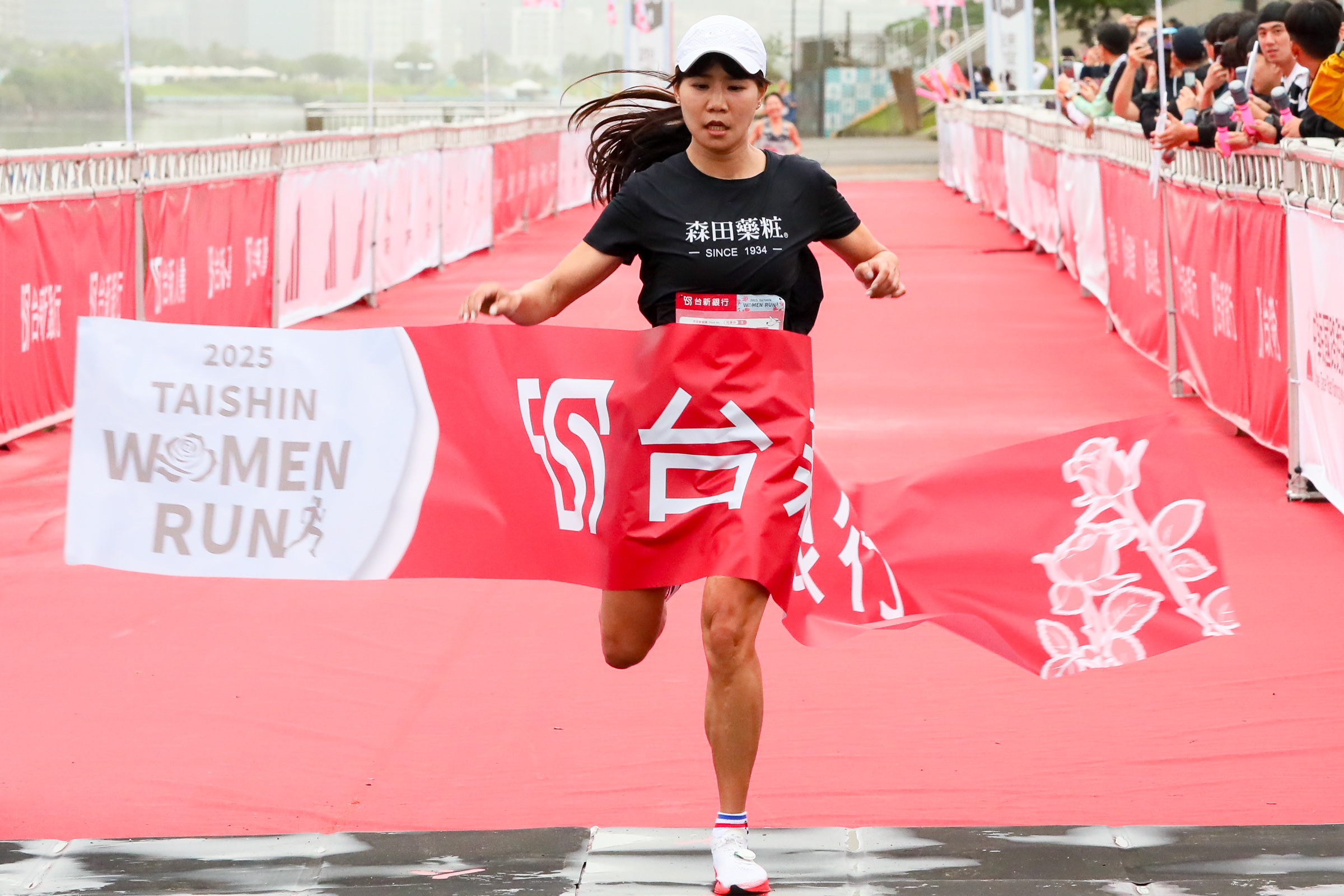 半程馬拉松組游雅君以1小時22分鐘23秒摘下后冠。大會提供