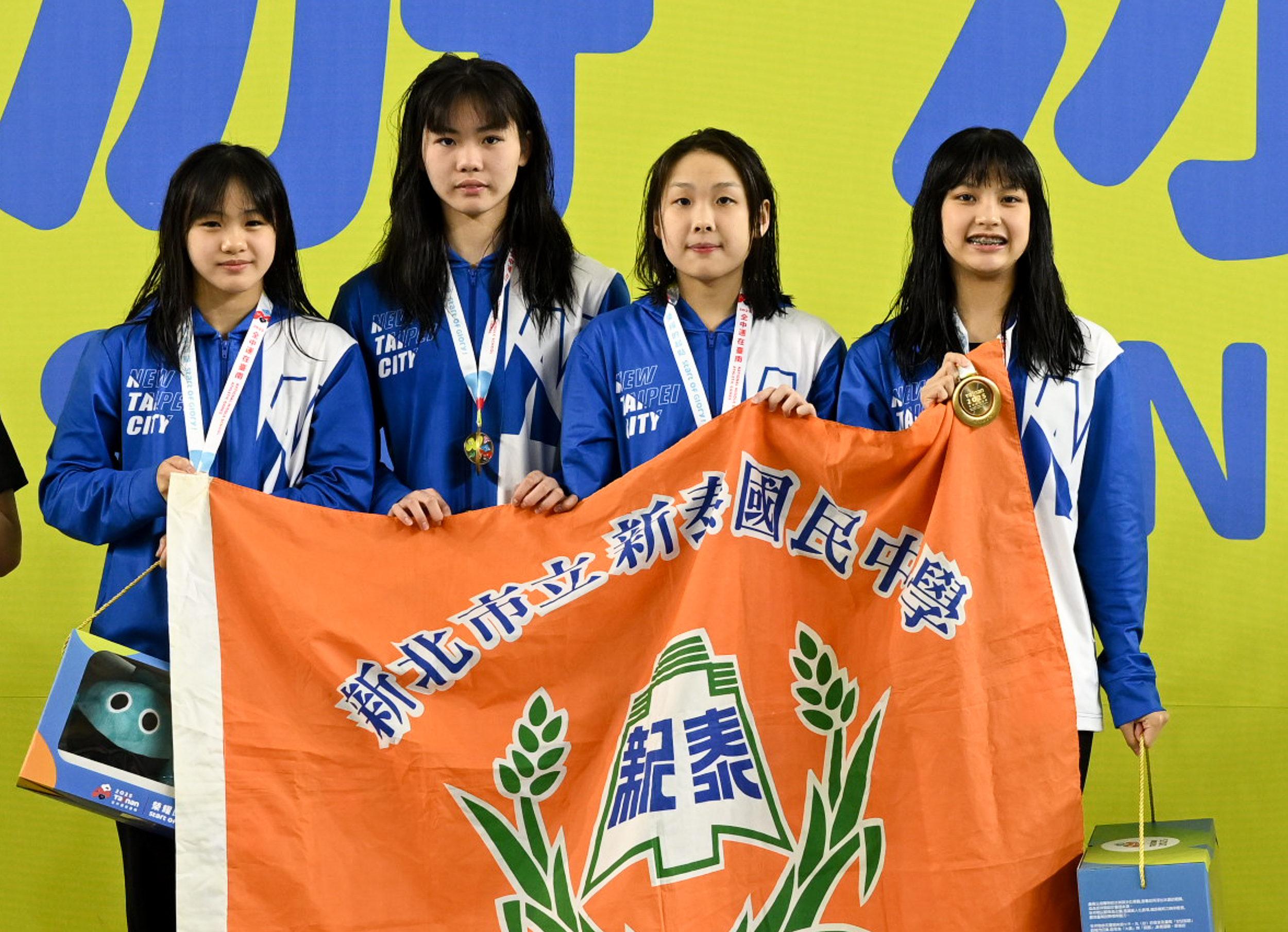 國女組游泳4200公尺自由式接力金牌新北市新泰國中破22年大會紀錄。大會提供