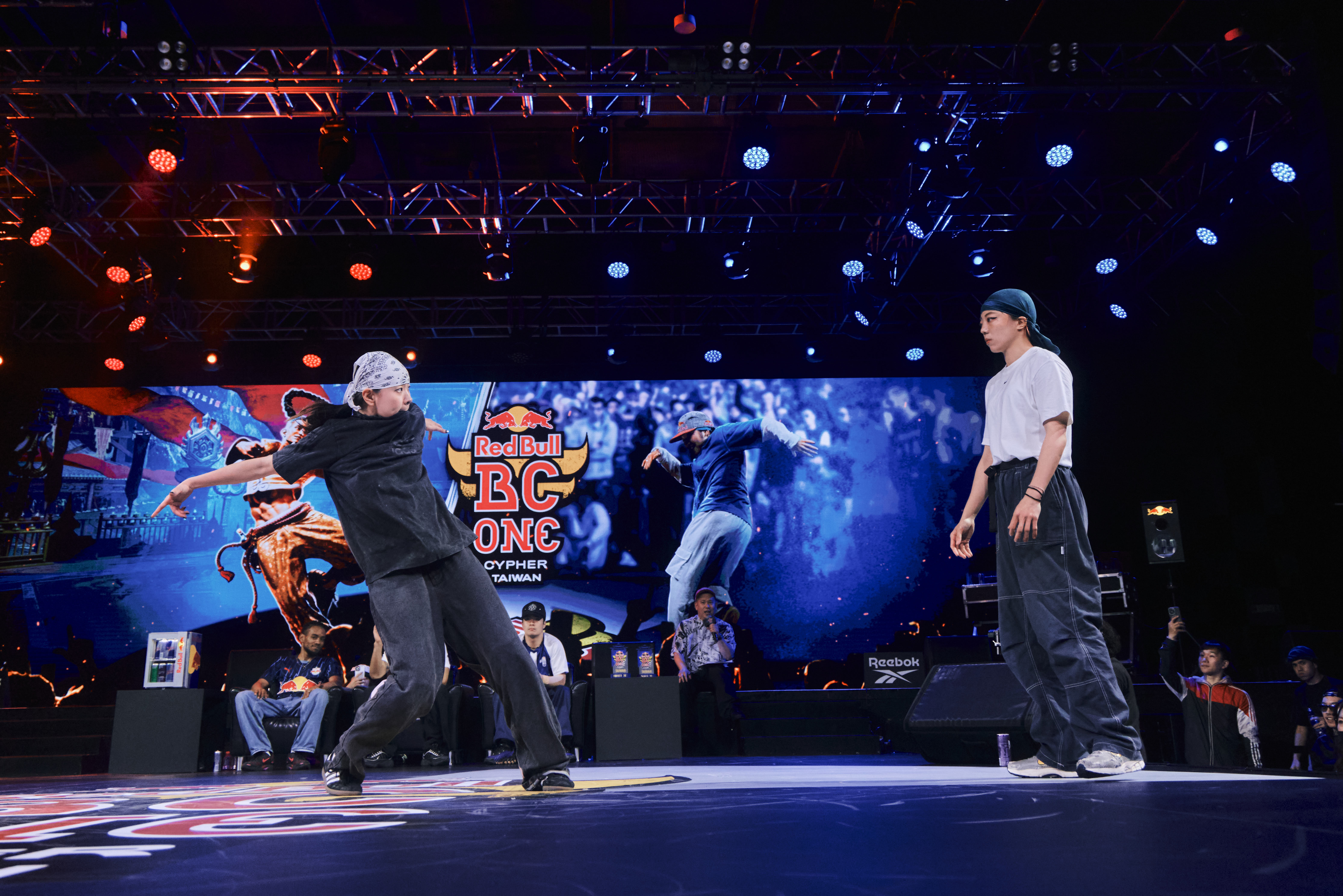 B-Girl Sophia (左)開場就以流暢的音樂性與節奏感激起現場熱度。Red Bull提供