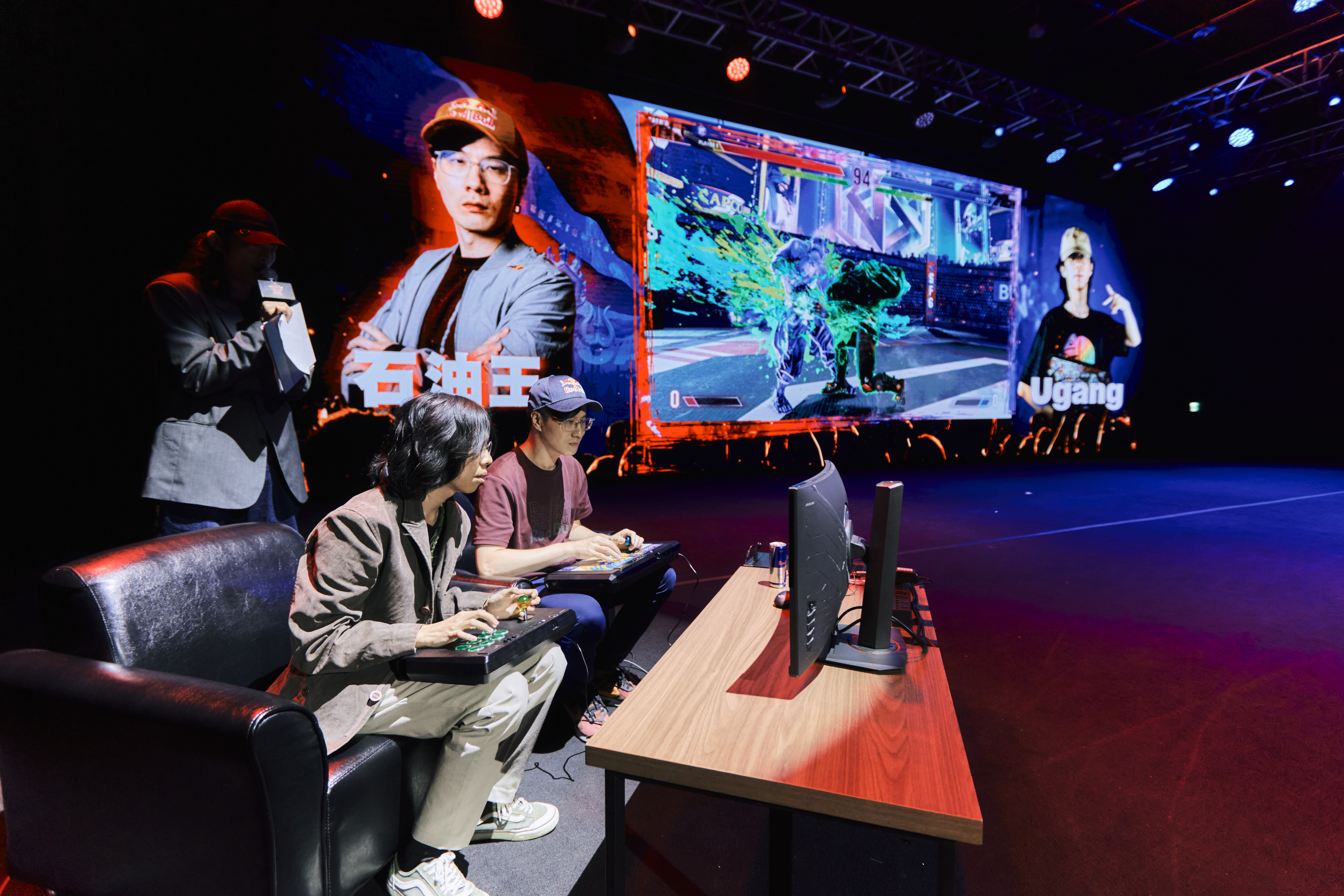 Red Bull電競選手 Oil King石油王在Red Bull Bc One台灣大賽活動現場進行快打旋風表演賽。Red Bull提供