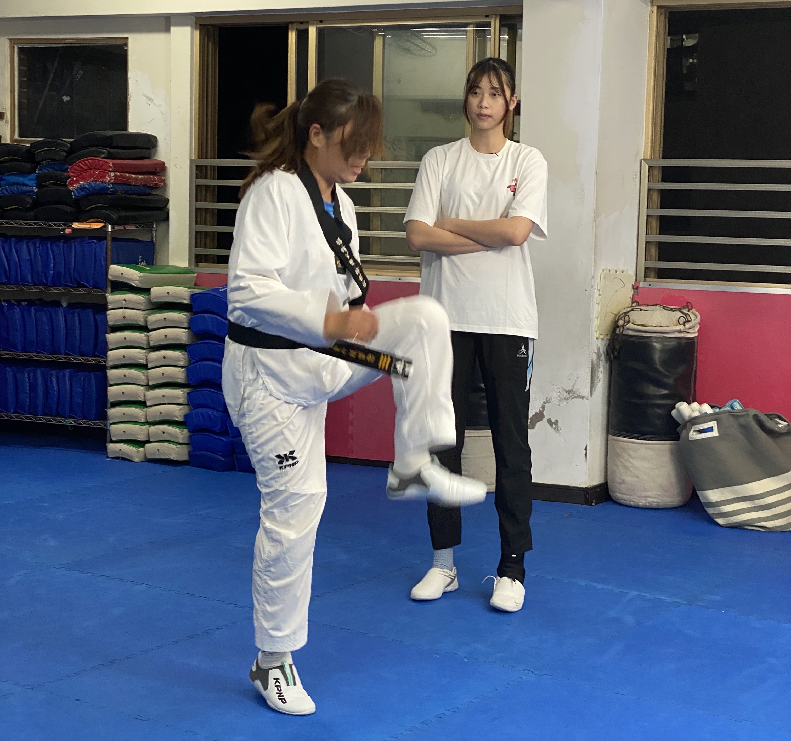 奧運跆拳道國手羅嘉翎擔任媽媽何千金的教練，母女聯手參加世壯運。新北市政府體育局提供