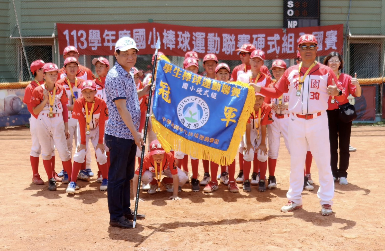 東園強勢奪隊史首冠。大會提供