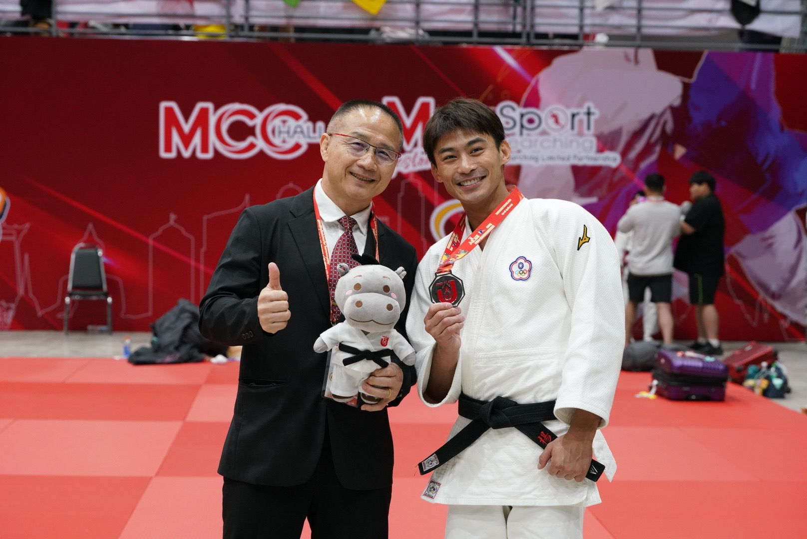 楊勇緯賽後與代表隊總教練劉文等手拿獎牌開心合照。澄禹行銷提供