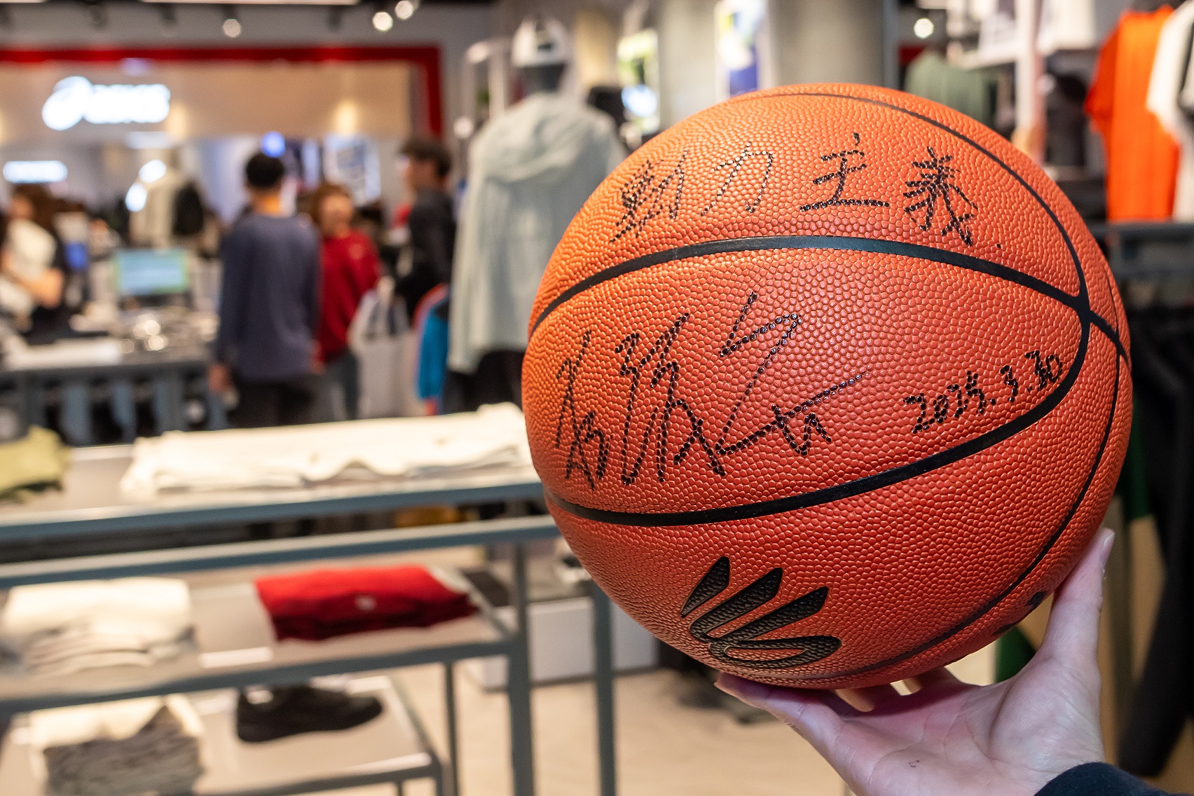 活動期間球迷朋友只要在活動期間消費滿5000元，還能再獲得蔣淯安簽名籃球。官方提供