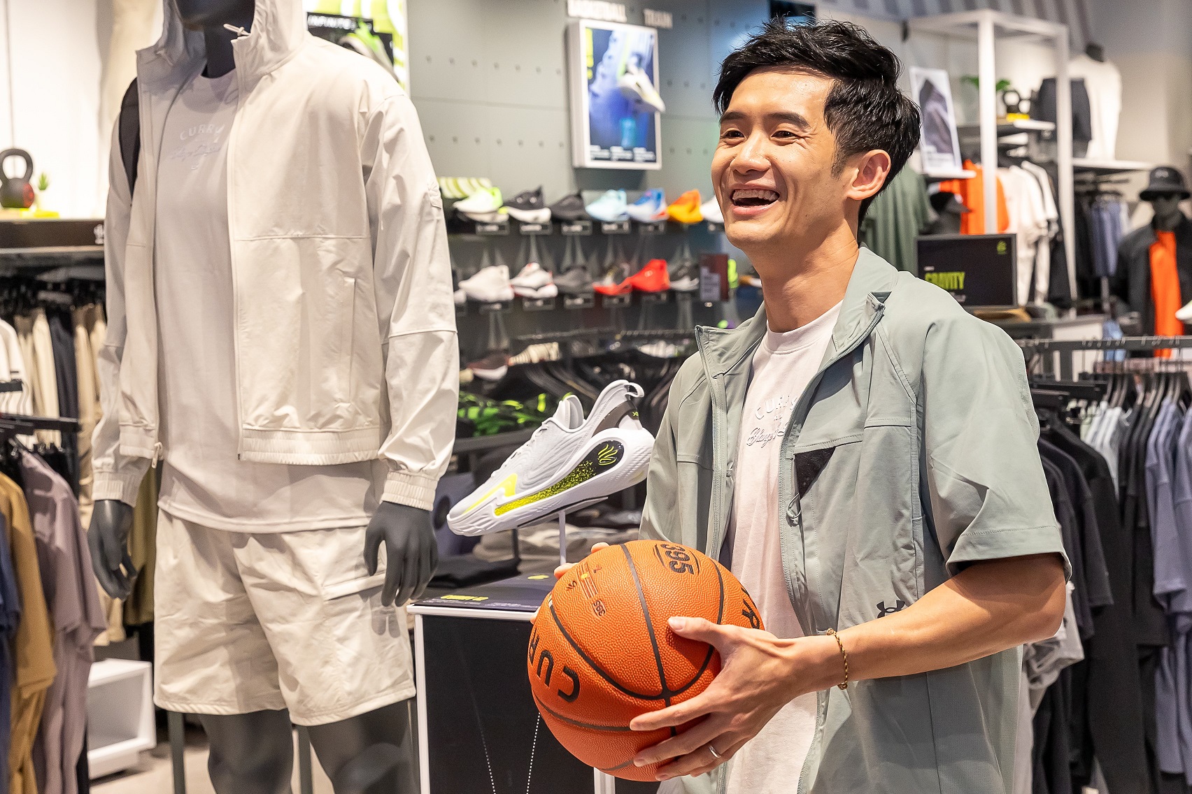 為回饋球迷支持Under Armou於上週末在台中Lalaport Ua櫃位舉辦一日店長活動,特別邀請蔣淯安親臨現場與粉絲近距離互動同樂。官方提供