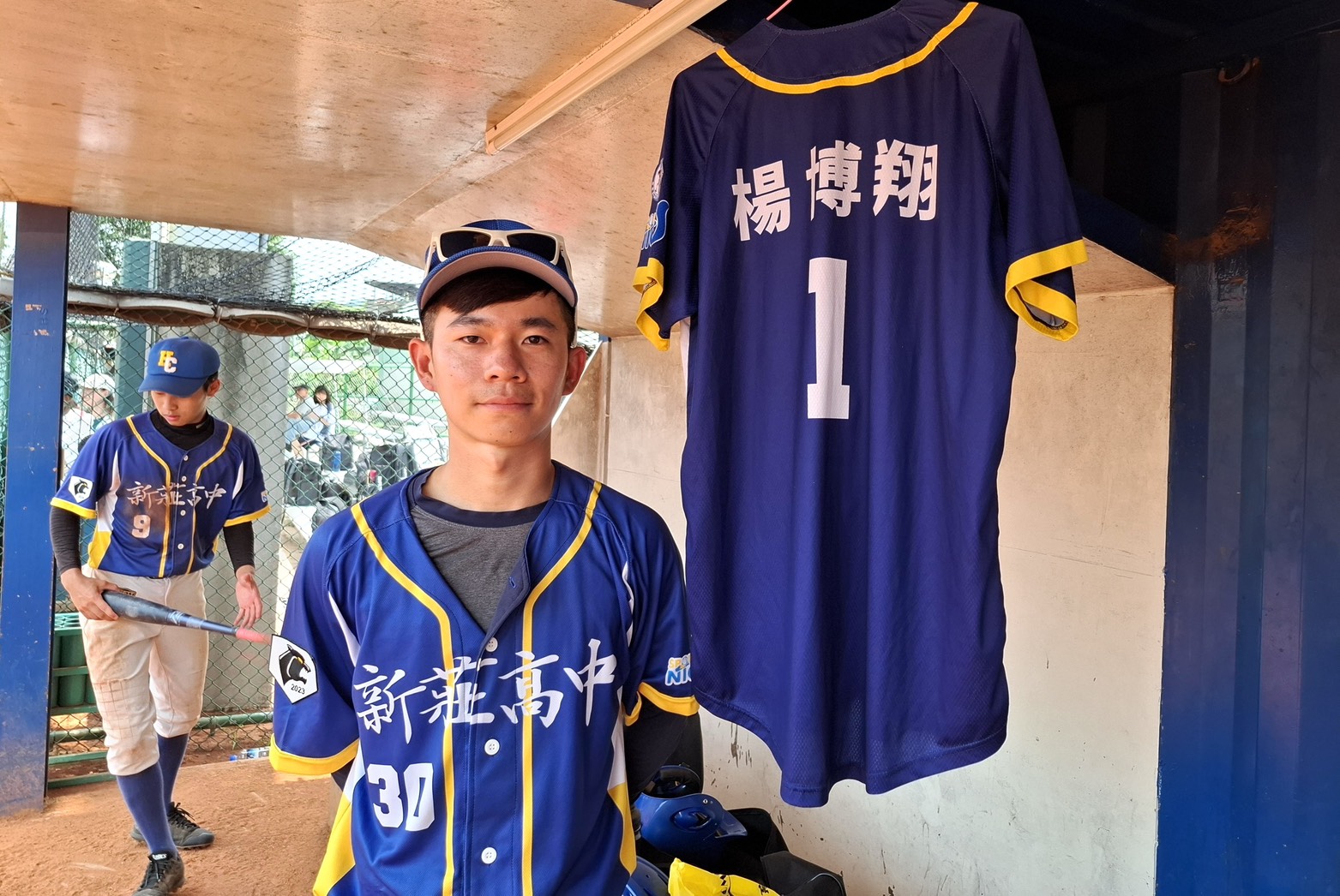 掛上已故學長球衣打拚。大會提供