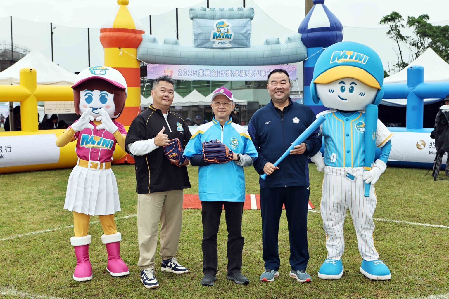 兆豐董事長董瑞斌（中）、中華棒協副理事長趙士強（右）與中華迷你棒球協會理事長張哲欽合影。（圖：中華迷你棒球協會提供）