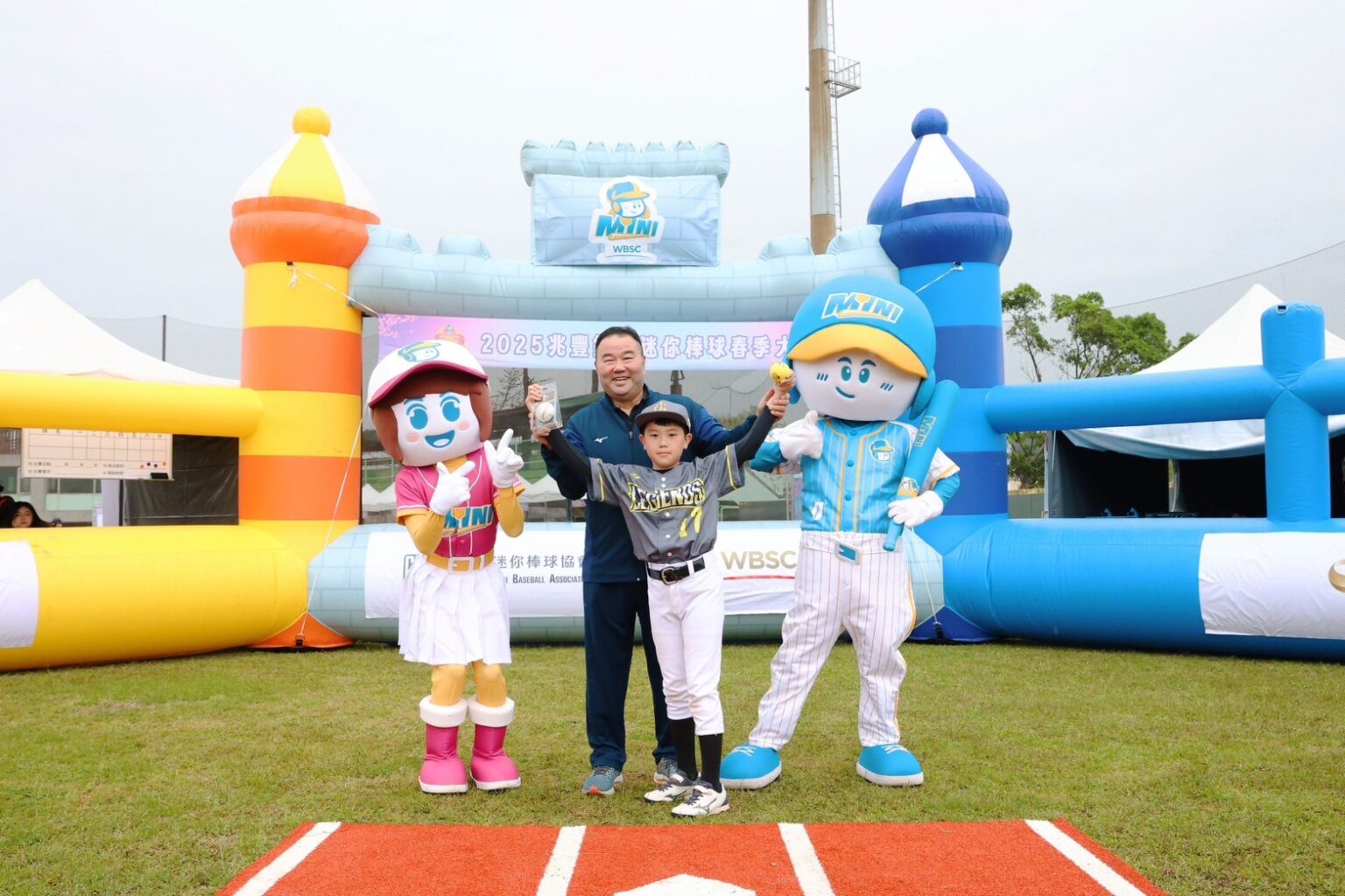 台中北勢雷爵蔡愷夏贏得全壘打大賽冠軍，由棒協副理事長趙士強頒獎。 （圖：中華迷你棒球協會提供）