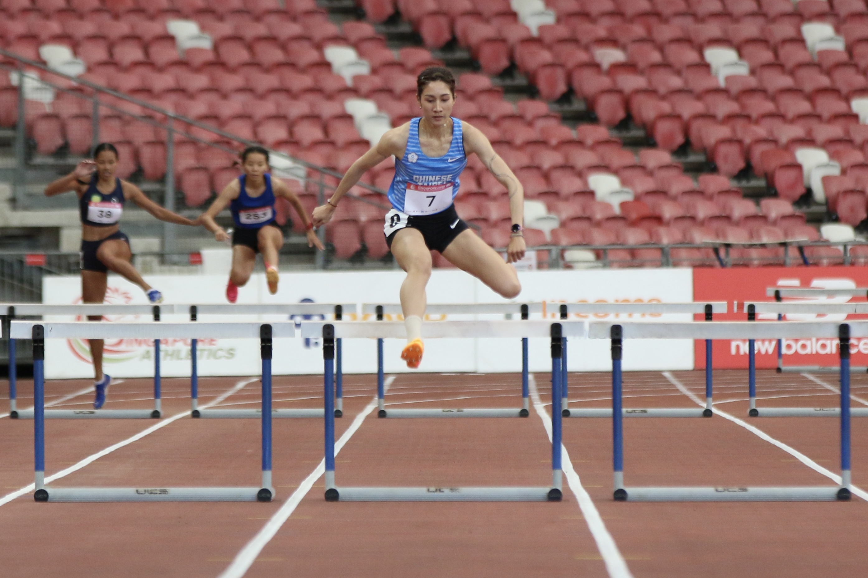 跨欄女神羅佩琳新加坡公開賽奪金。查爾斯運動行銷提供
