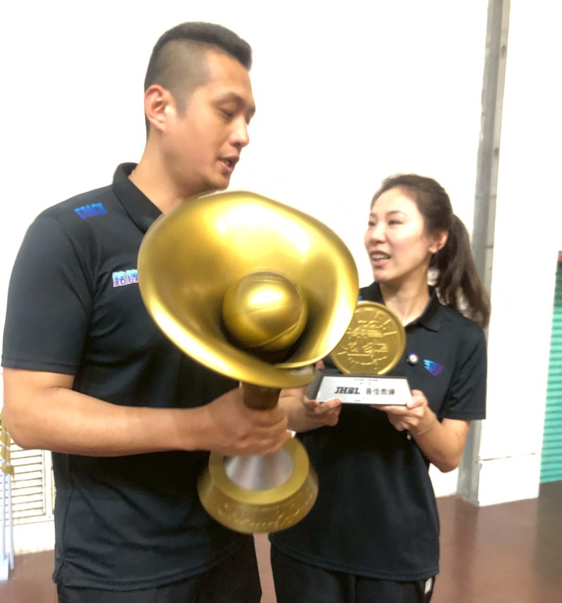 銘傳教練檔徐偉勝與林孟旻。高中體總提供