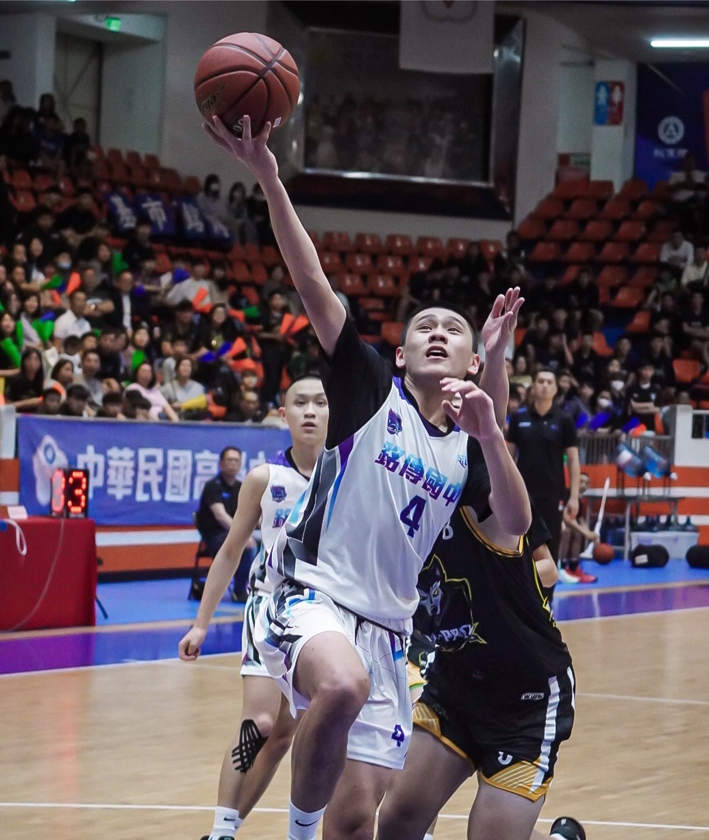銘傳187公分中鋒魏楨洋禁區再轟31分決賽5連勝場均31.6分。高中體總提供