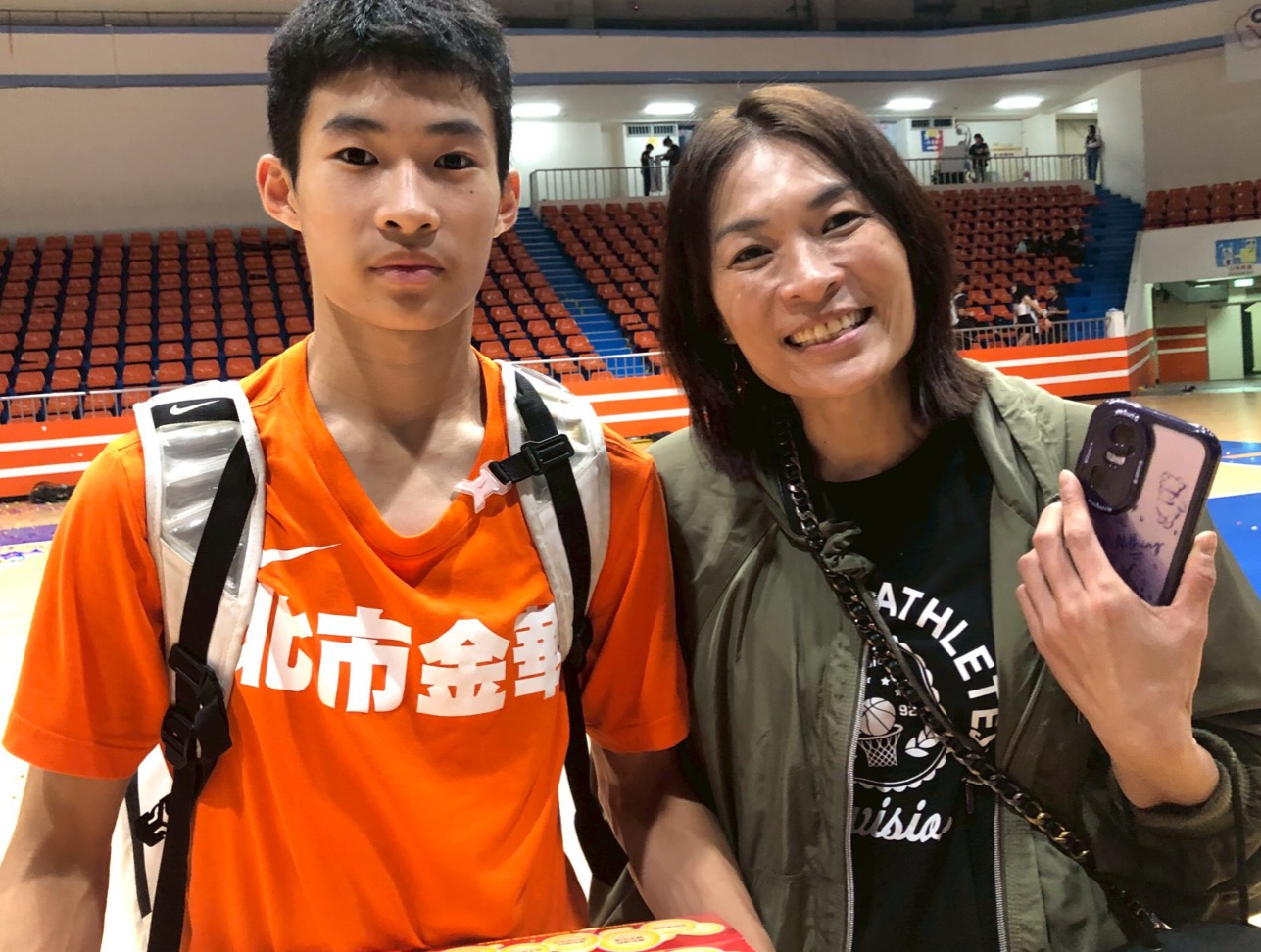 陳泓宇與國手媽媽蔡佩穎。高中體總提供