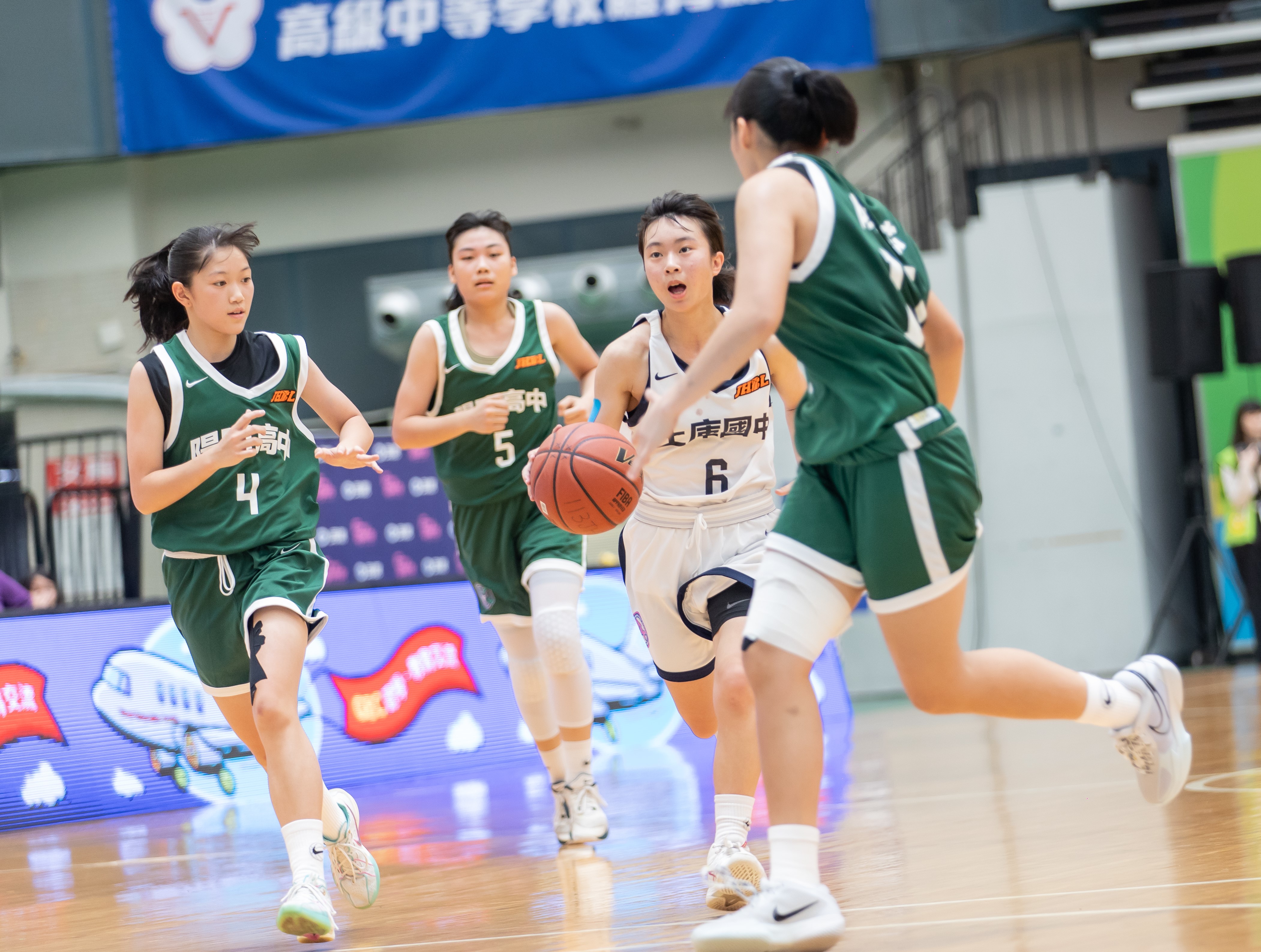陽明三人包夾土庫吳沛萱。高中體總提供
