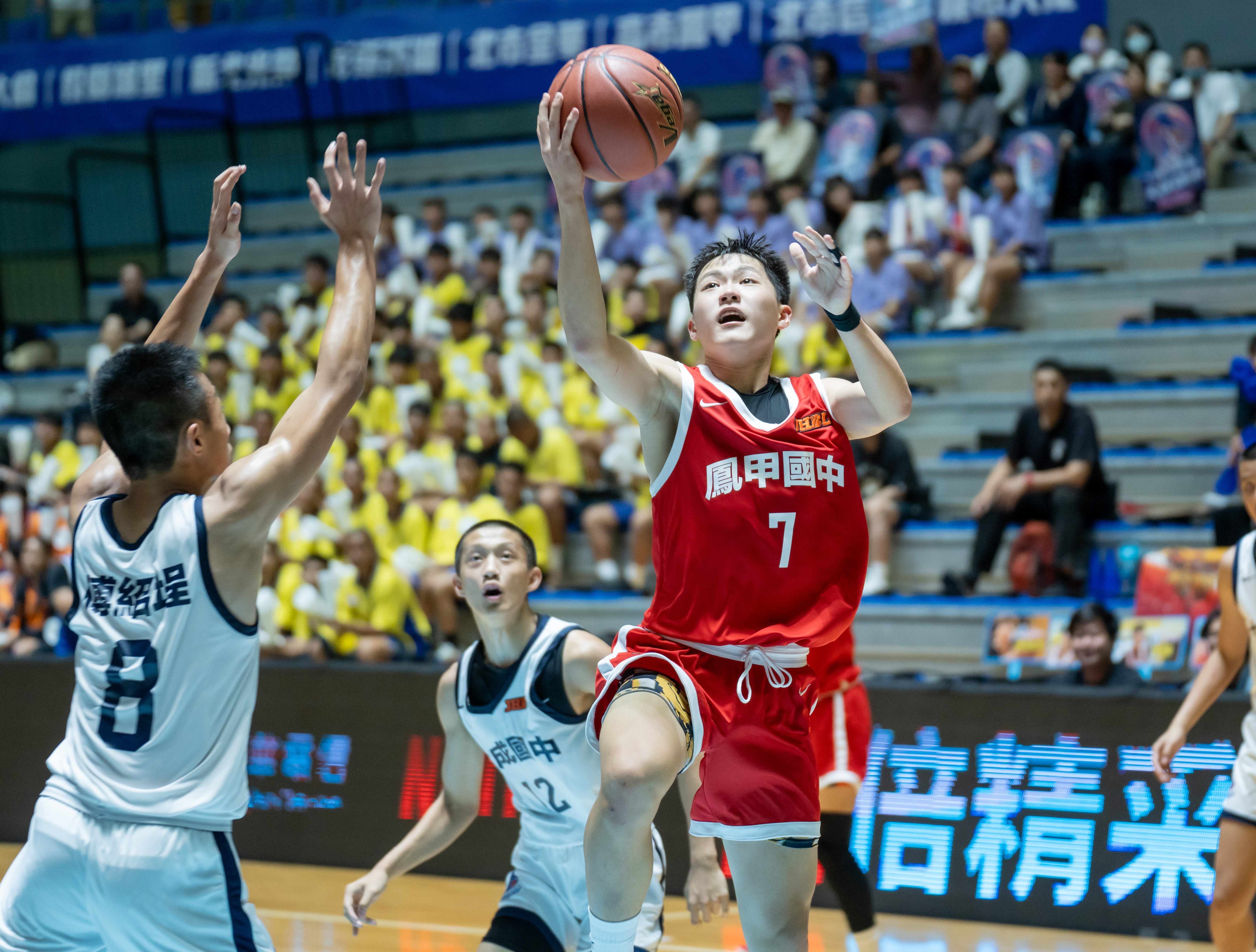鳳甲鍾遠旗14分10籃板雙十及5助攻2抄截。高中體總提供