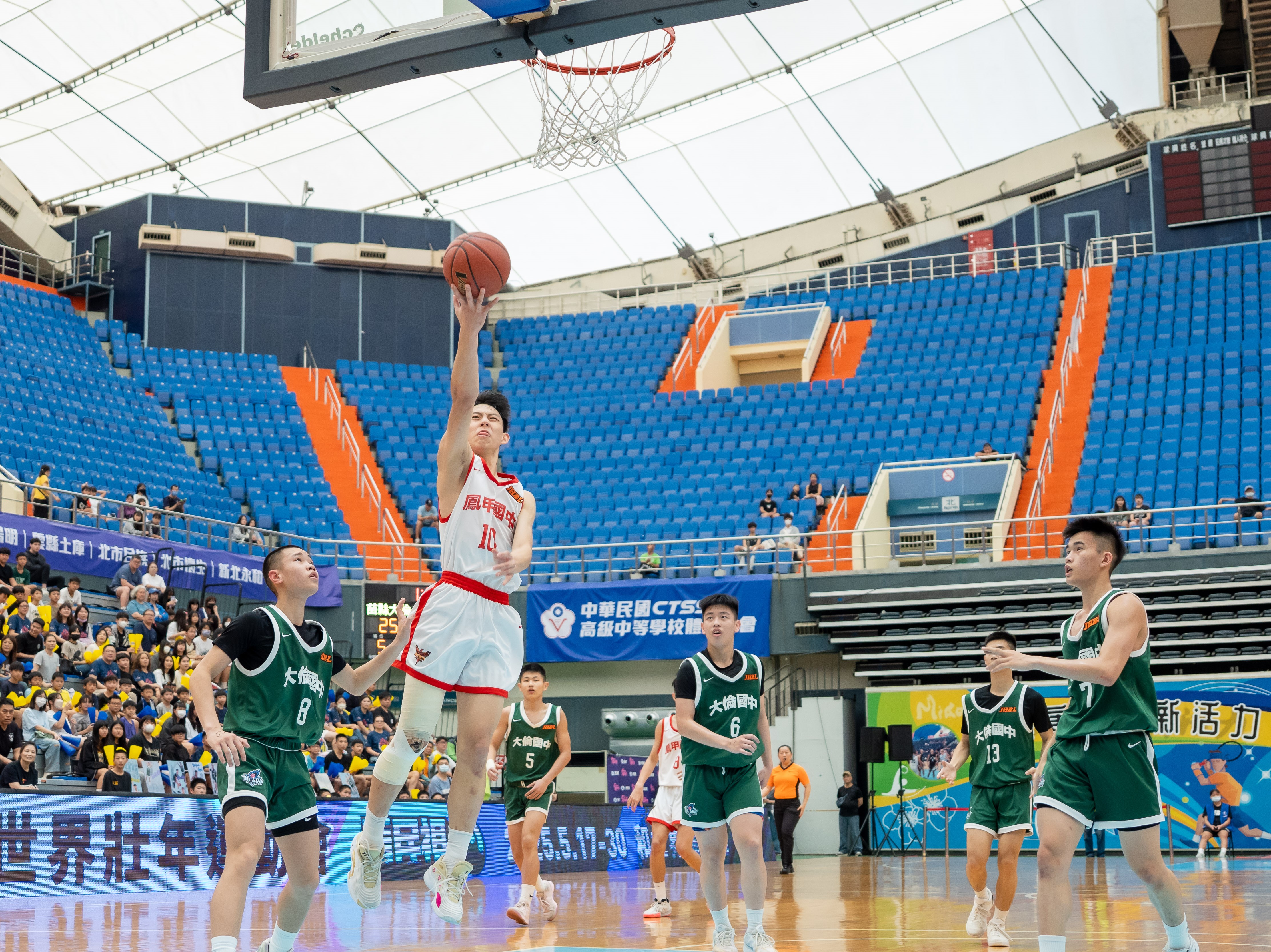 鳳甲190一哥蕭承哲15分 11籃板3阻攻。高中體總提供