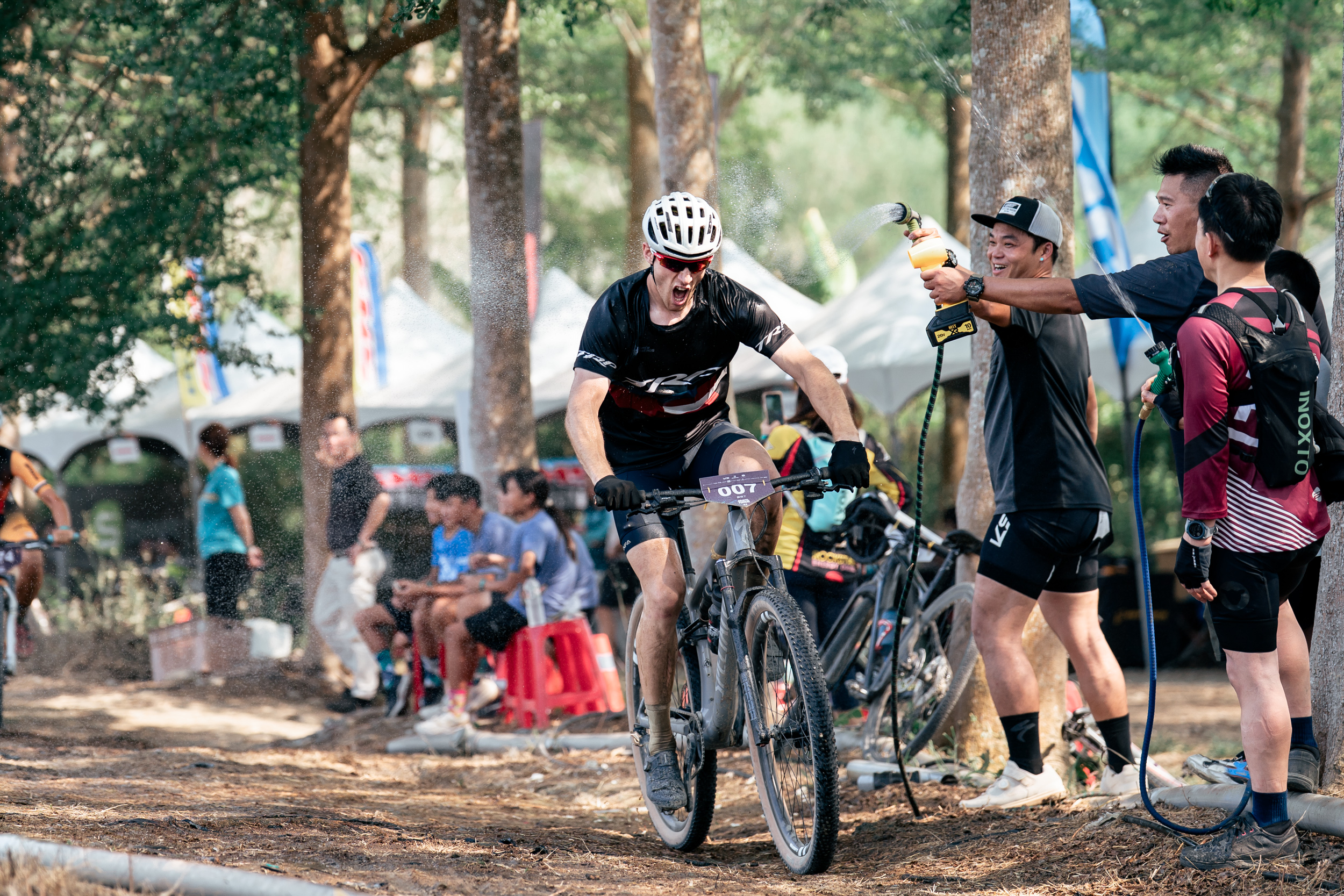  Xco賽熱情為選手降溫意外成Gravel Fundo潑水節。大會提供