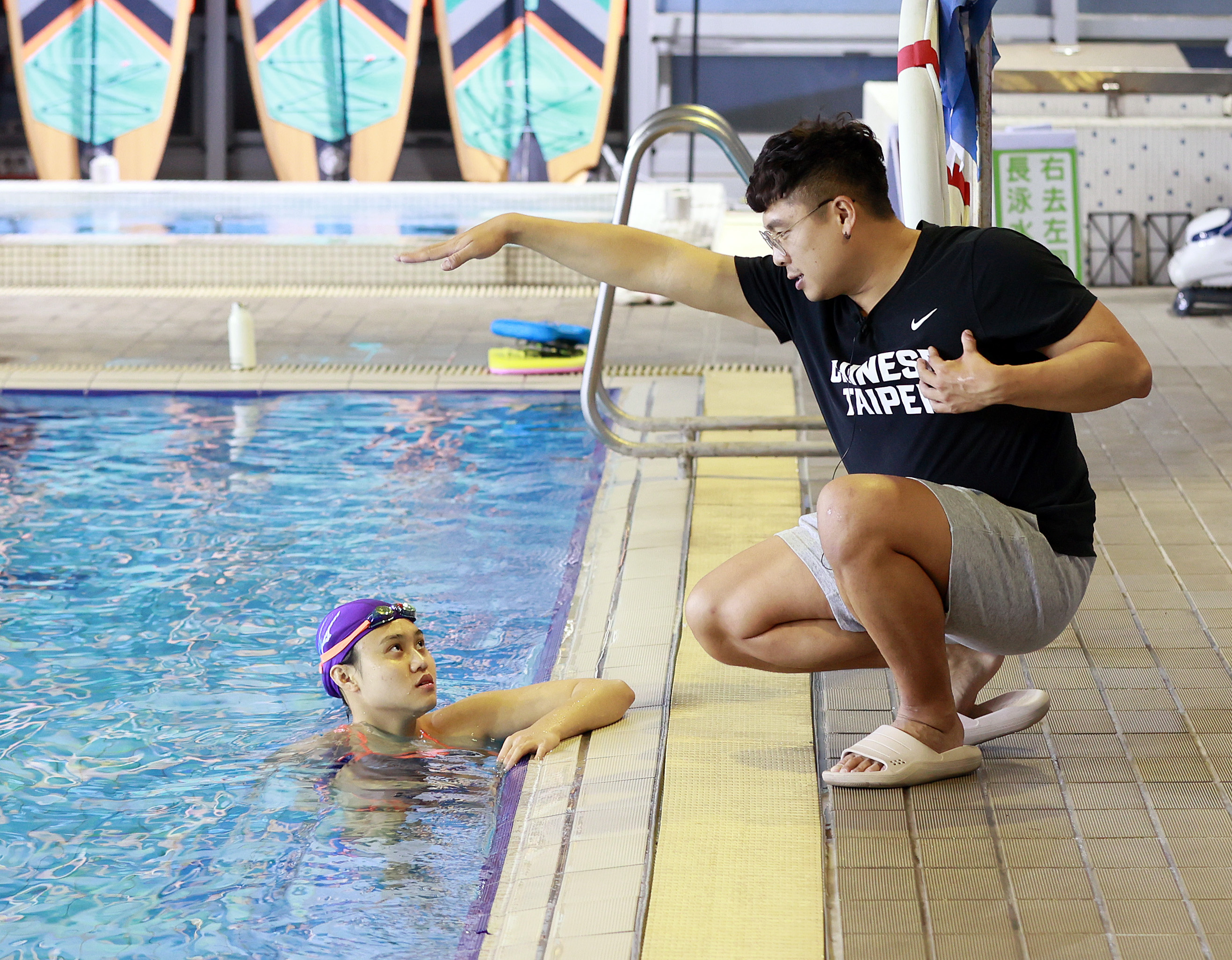 前亞運國手黃硯歆右指導李珮萱。臺南市體育局提供