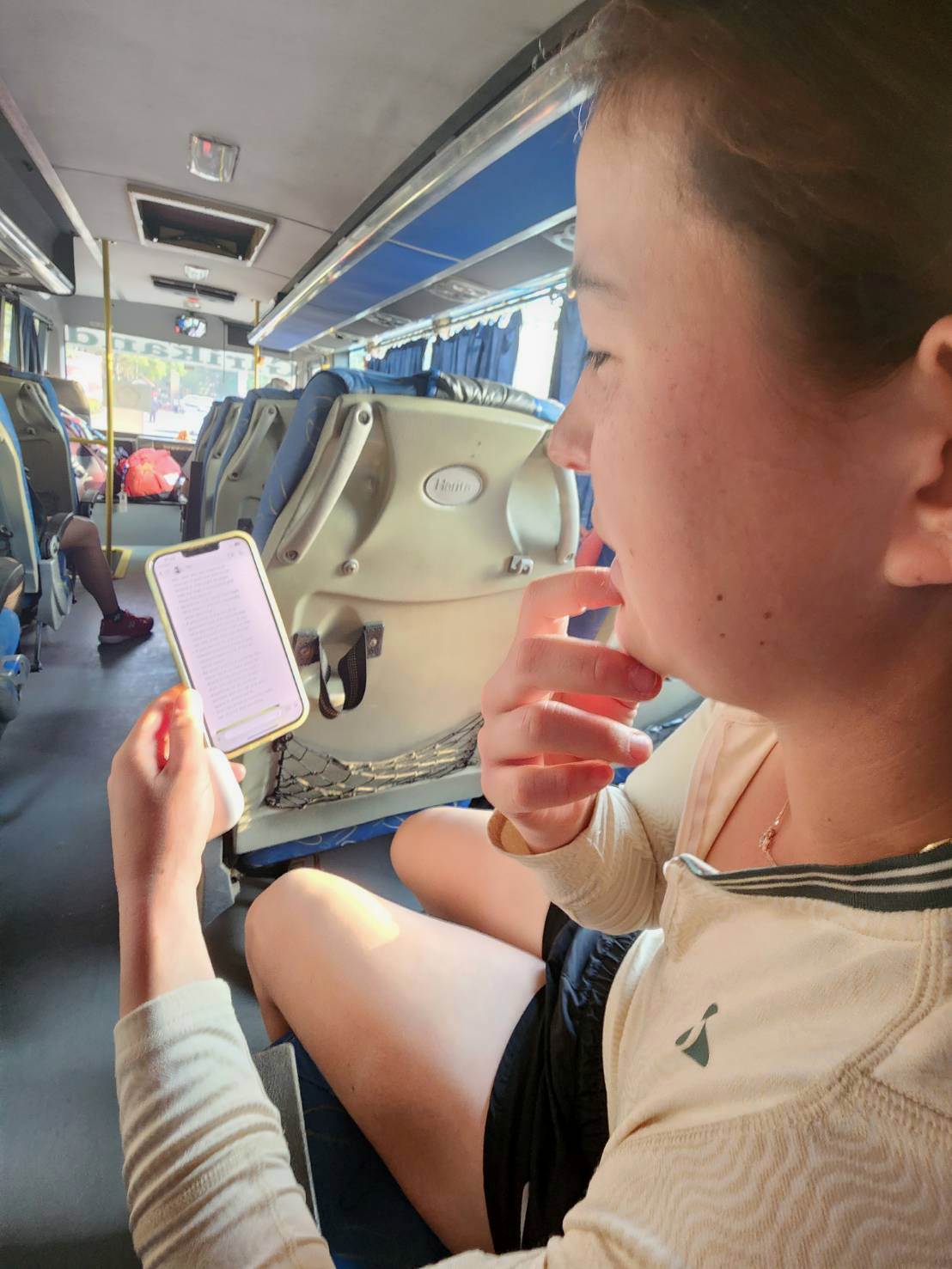 葛藍喬安娜觀看荷蘭教練寫給她首戰韓國對手時應該注意的事項。四維體育推廣教育基金會提供