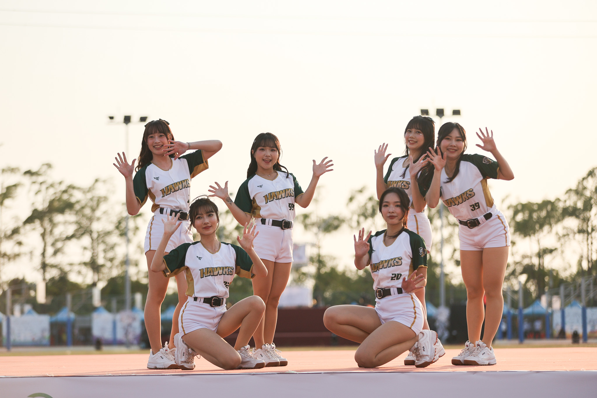台鋼雄鷹啦啦隊登場，以動感應援曲炒熱全場氣氛。長榮大學114全大運執辦提供
