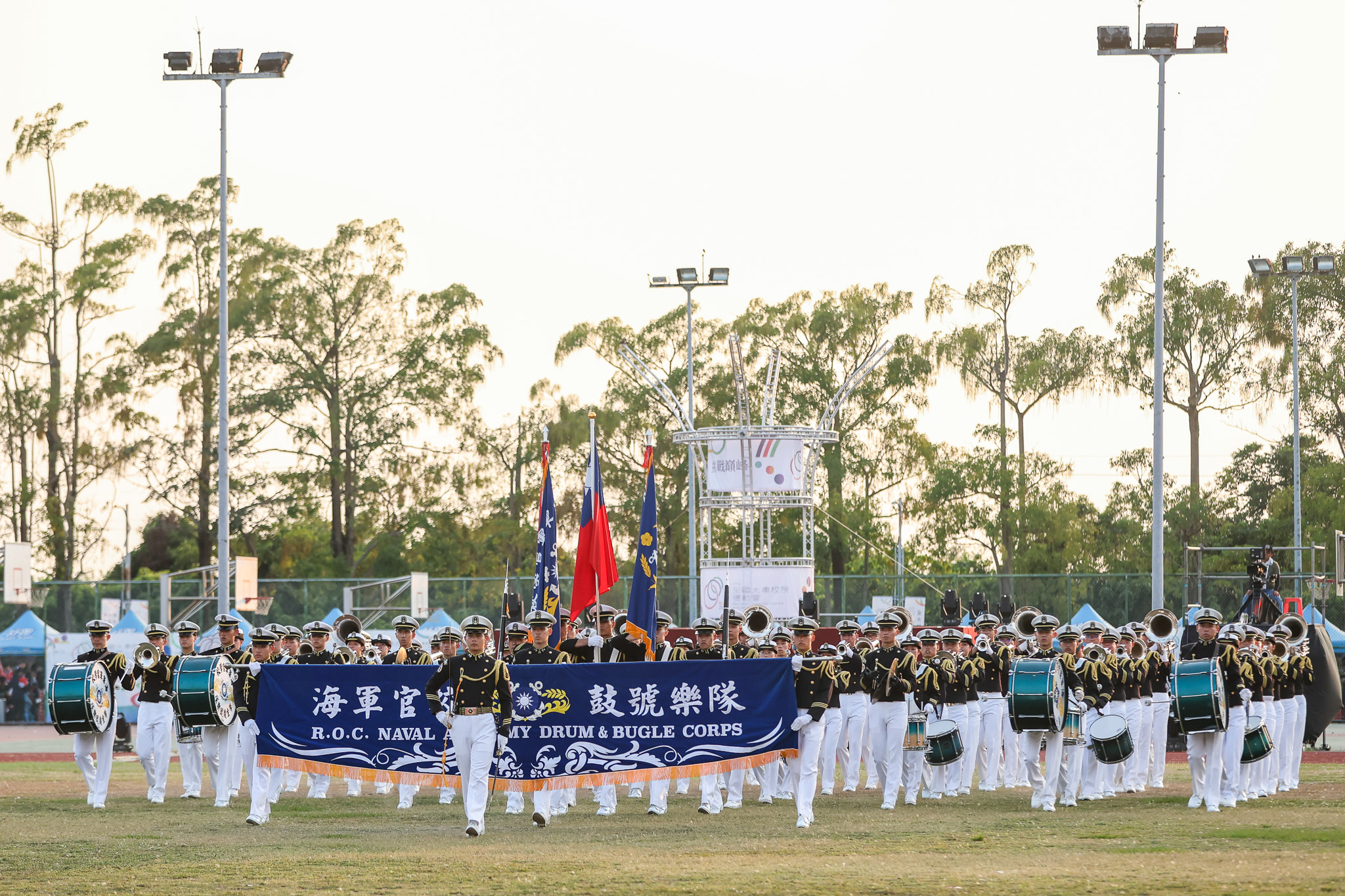 壓軸登場的中國海軍官校樂儀隊則以整齊劃一的操演、隊形變化與燈光特效，向所有選手致上最高敬意。長榮大學114全大運執辦提供