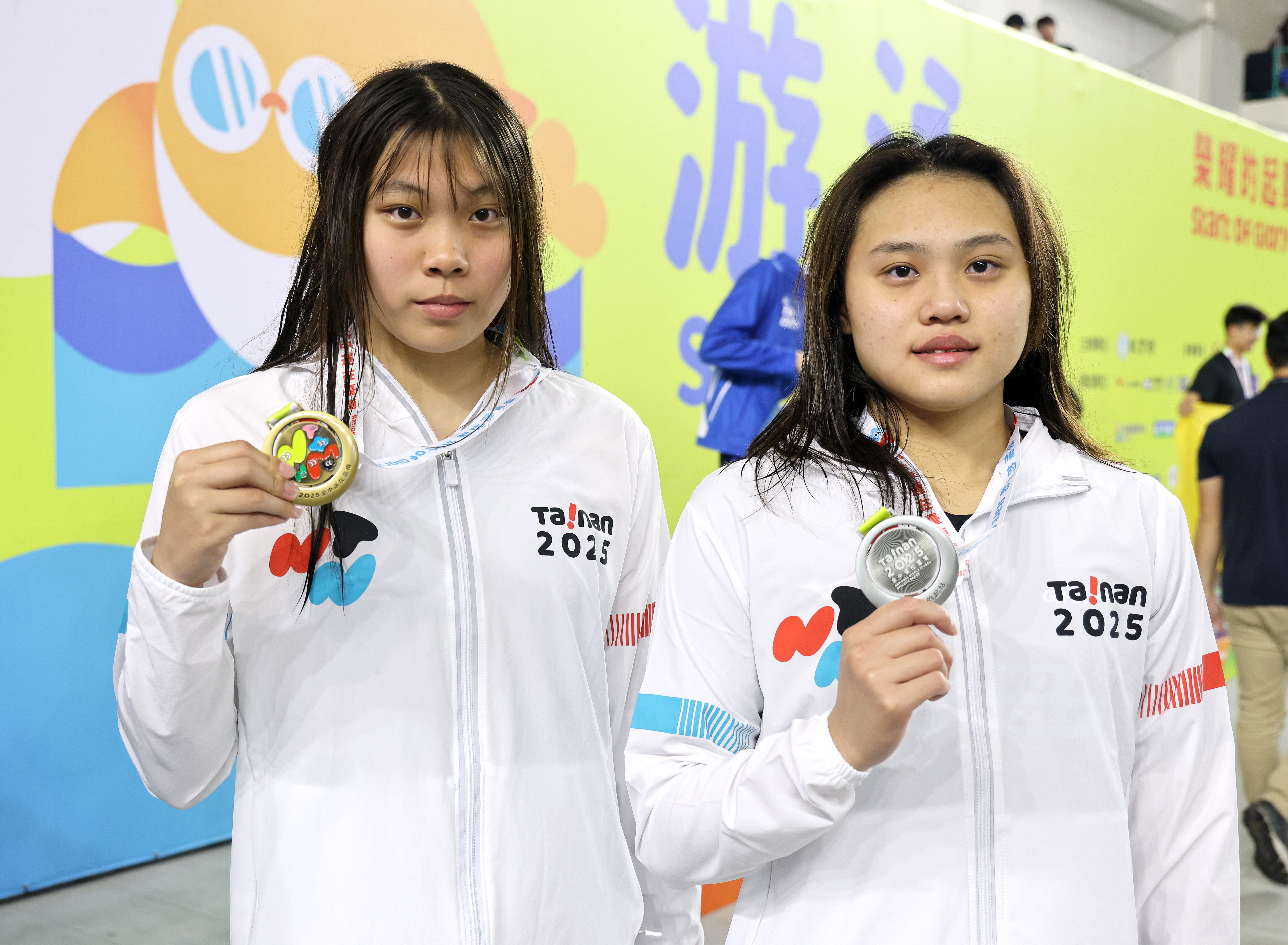 臺南市新豐高中洪渝姍(左)與臺南女中李姵萱，包辦游泳高女50公尺蝶式金銀牌。大會提供