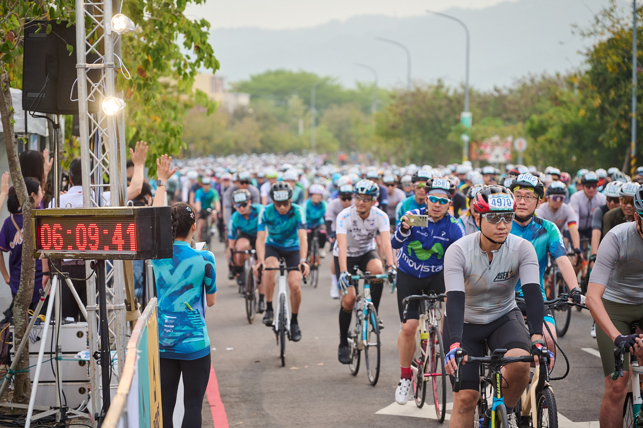 2025彰化經典百K正式出發車友熱情湧上賽道迎接一場112公里的騎行挑戰。美利達提供