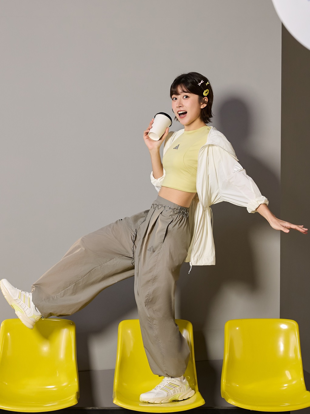 Youtuber金魚腦身穿Adidas Climacool系列的Modern Tech輕感服飾，腰間抽繩修飾出A字身形。官方提供