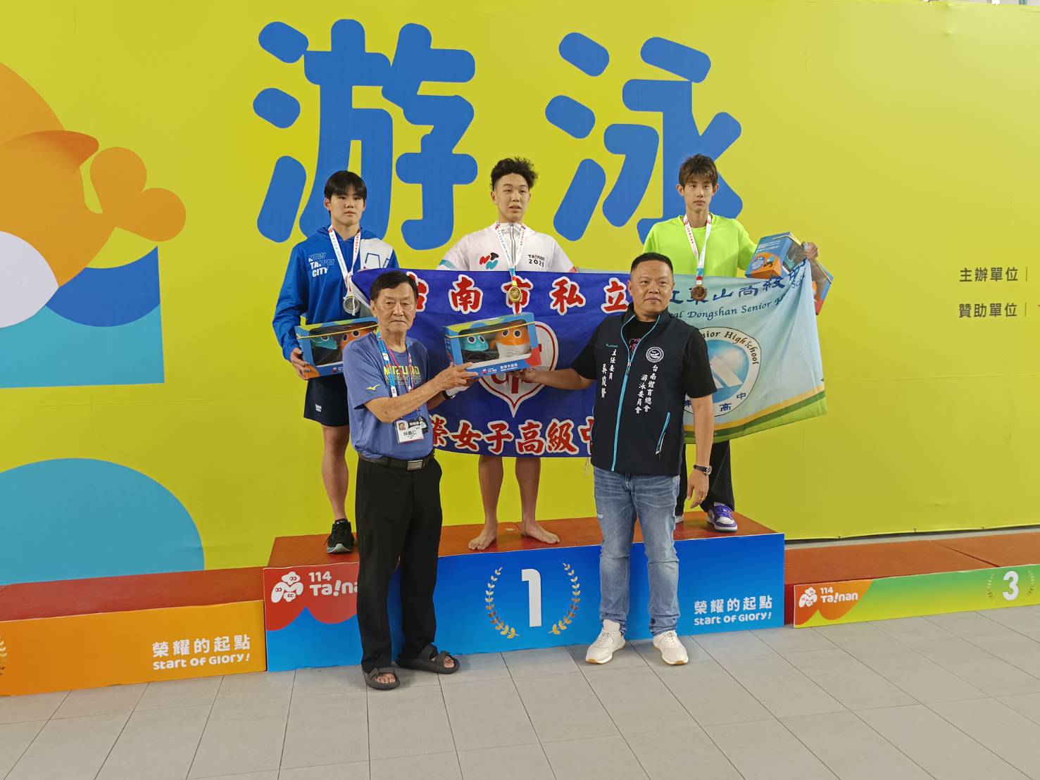 臺南游泳一哥吳亮昀(中)摘下高男100仰金牌。詹健全攝