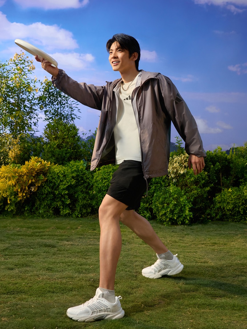 adidas Climacool系列的Modern Tech輕感服飾，運用輕盈的防風面料，能應對複雜多變的春夏天氣。官方提供