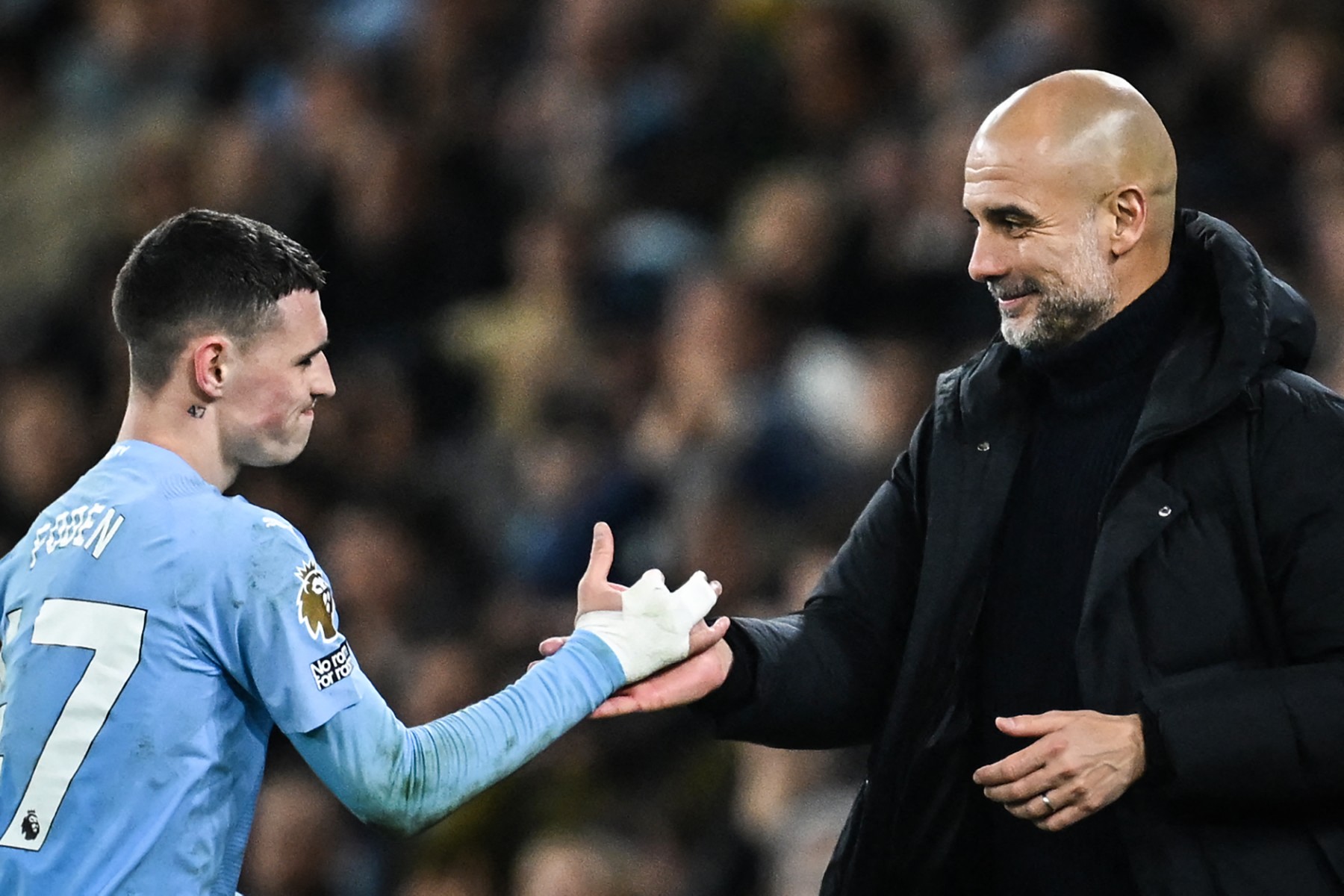曼城主帥瓜迪奧拉(Pep Guardiola,右)力挺子弟兵福登。法新社