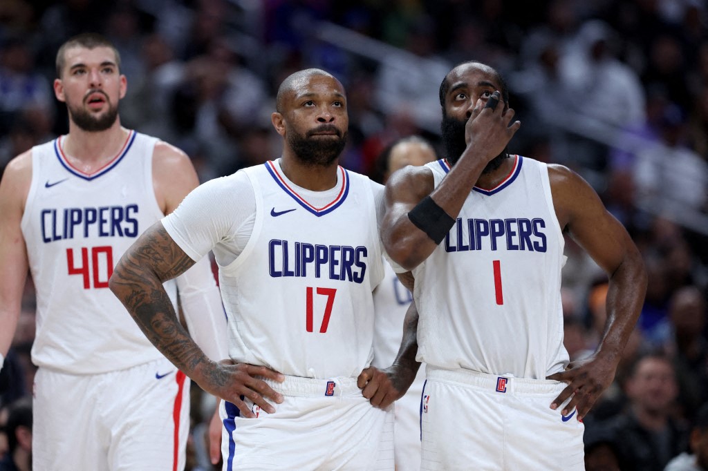39歲老將塔克(P.J. Tucker,中)與尼克簽約。法新社