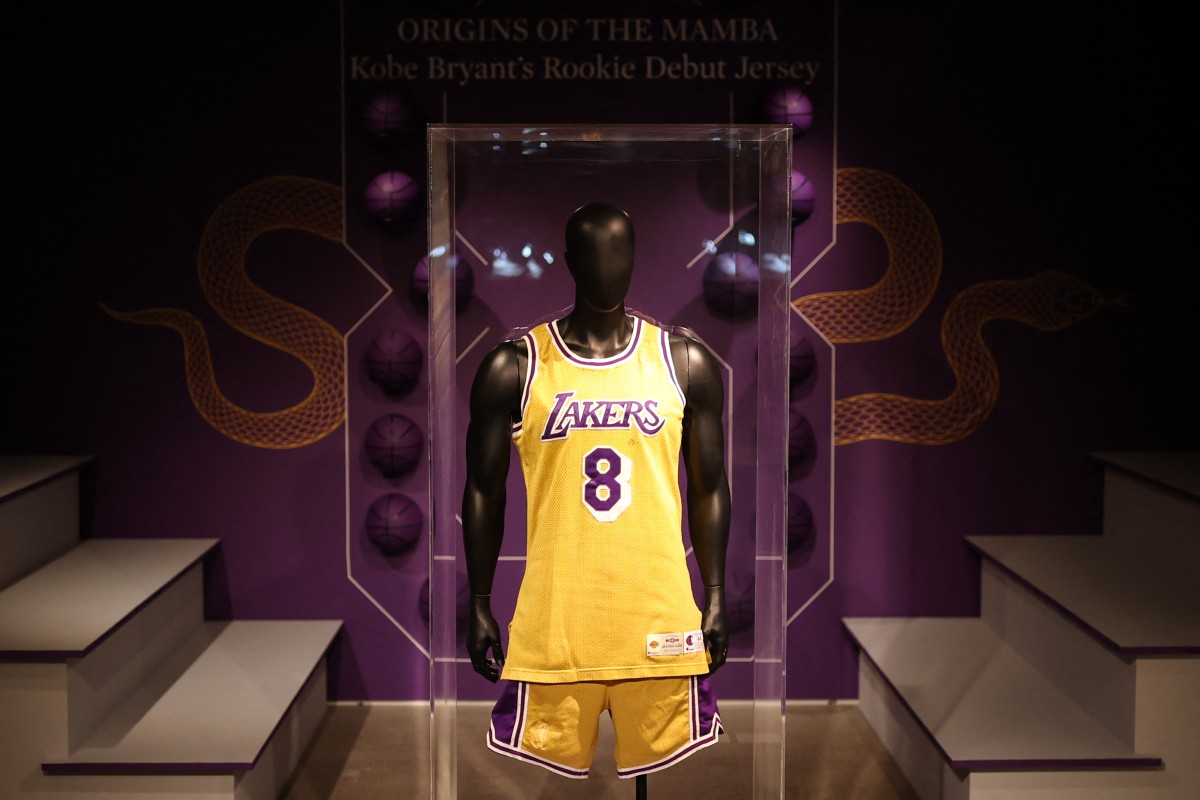 NBA傳奇球星科比布萊恩(Kobe Bryant)1996年代表洛杉磯湖人隊初登場的實戰球衣以700萬美元(約2.2億台幣)天價成交。法新社