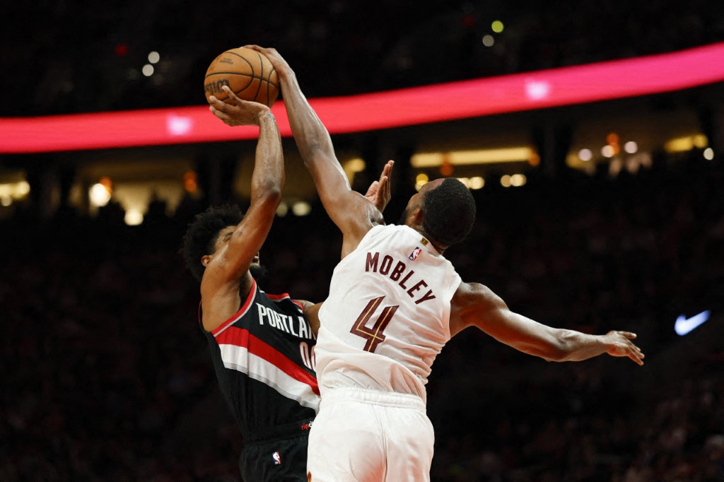 NBA年度最佳防守球員由克里夫蘭騎士的莫布里(Evan Mobley,右)獲獎。法新社