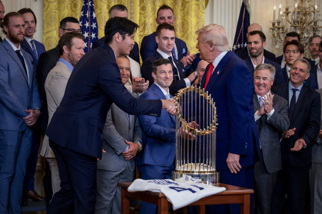 美國總統川普(右)特別讚揚大谷翔平的表現。法新社
