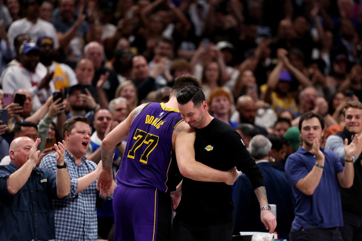 唐西奇退場後與湖人主帥瑞迪克（JJ Redick）致意。法新社