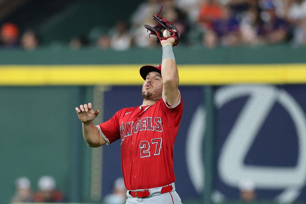 洛杉磯天使右外野手楚奧特(Mike Trout)展現不同的處理方式。法新社