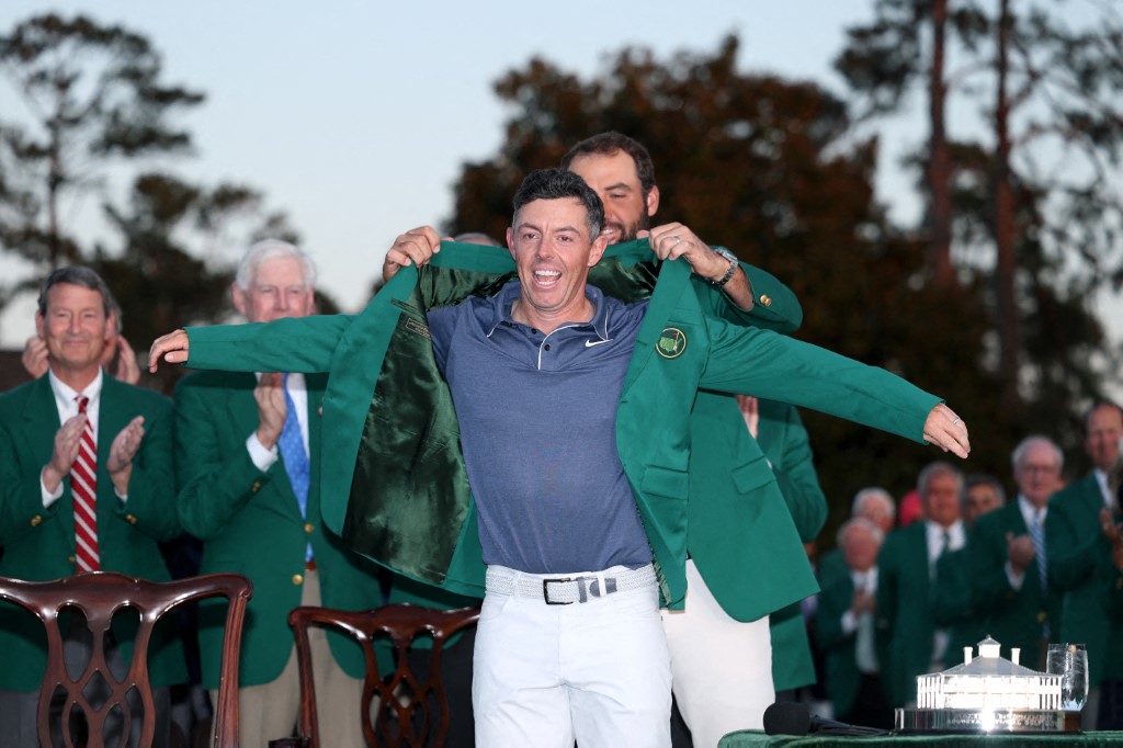 北愛爾蘭高爾夫名將麥克羅伊(Rory McIlroy)含淚披上象徵冠軍的綠夾克。法新社