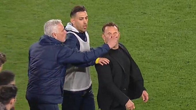 「狂人教頭」穆里尼奧(Jose Mourinho,左)抓了一把對手教練鼻子。摘自推特